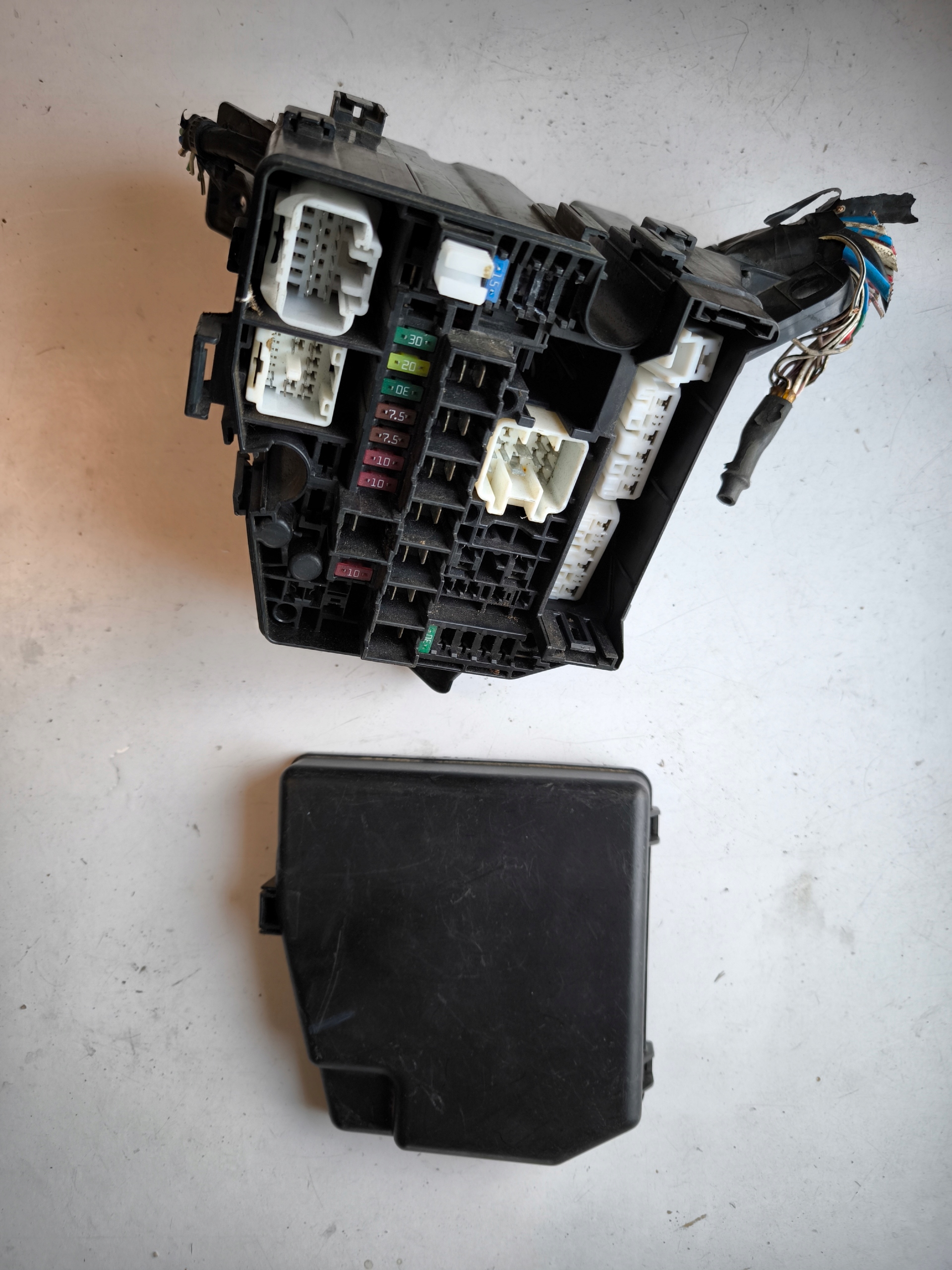 skrzynka puszka bezpieczników yaris II 1.4 D4D