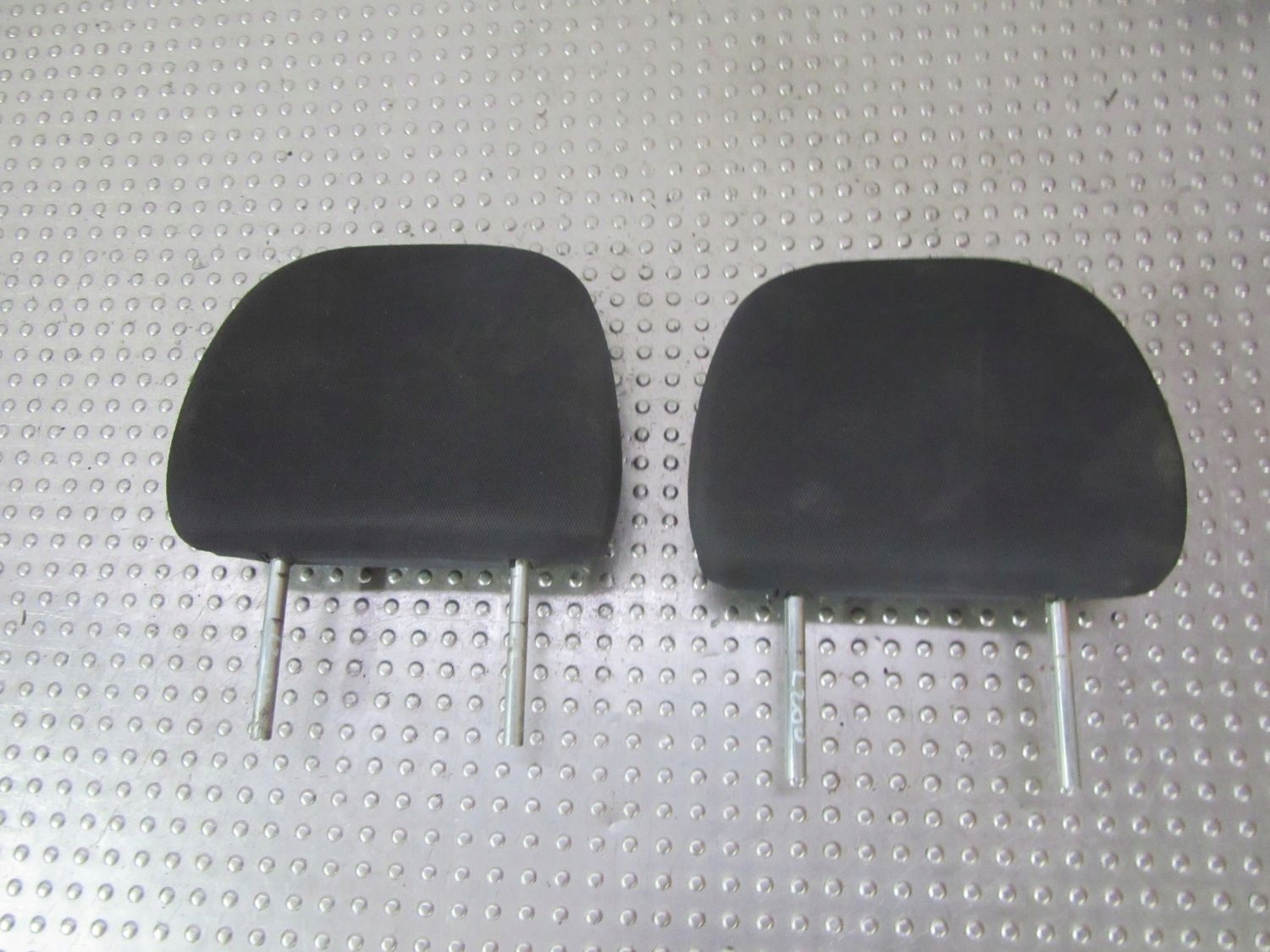 Mitsubishi L200 2008 підголівник дивана