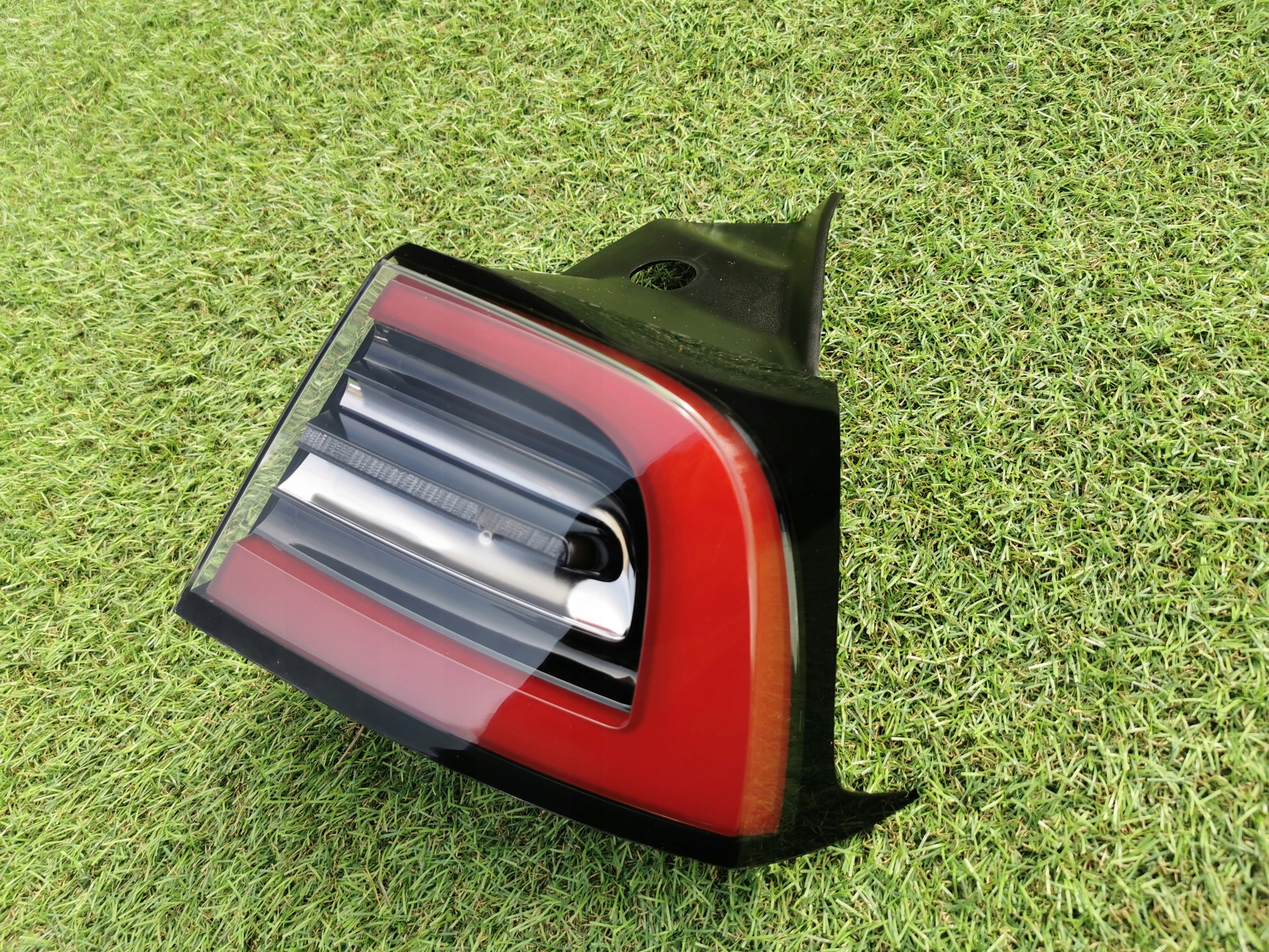 TESLA MODEL 3 LAMPA W BLOTNIK PRAWA TYL LED cała! Producent części Tesla