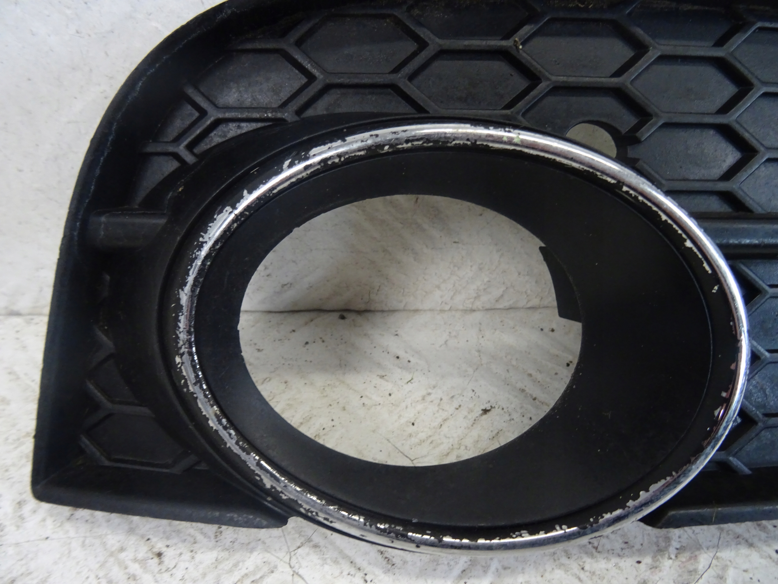 grid of a bumper left front AUDI A5 8T 8T0807681