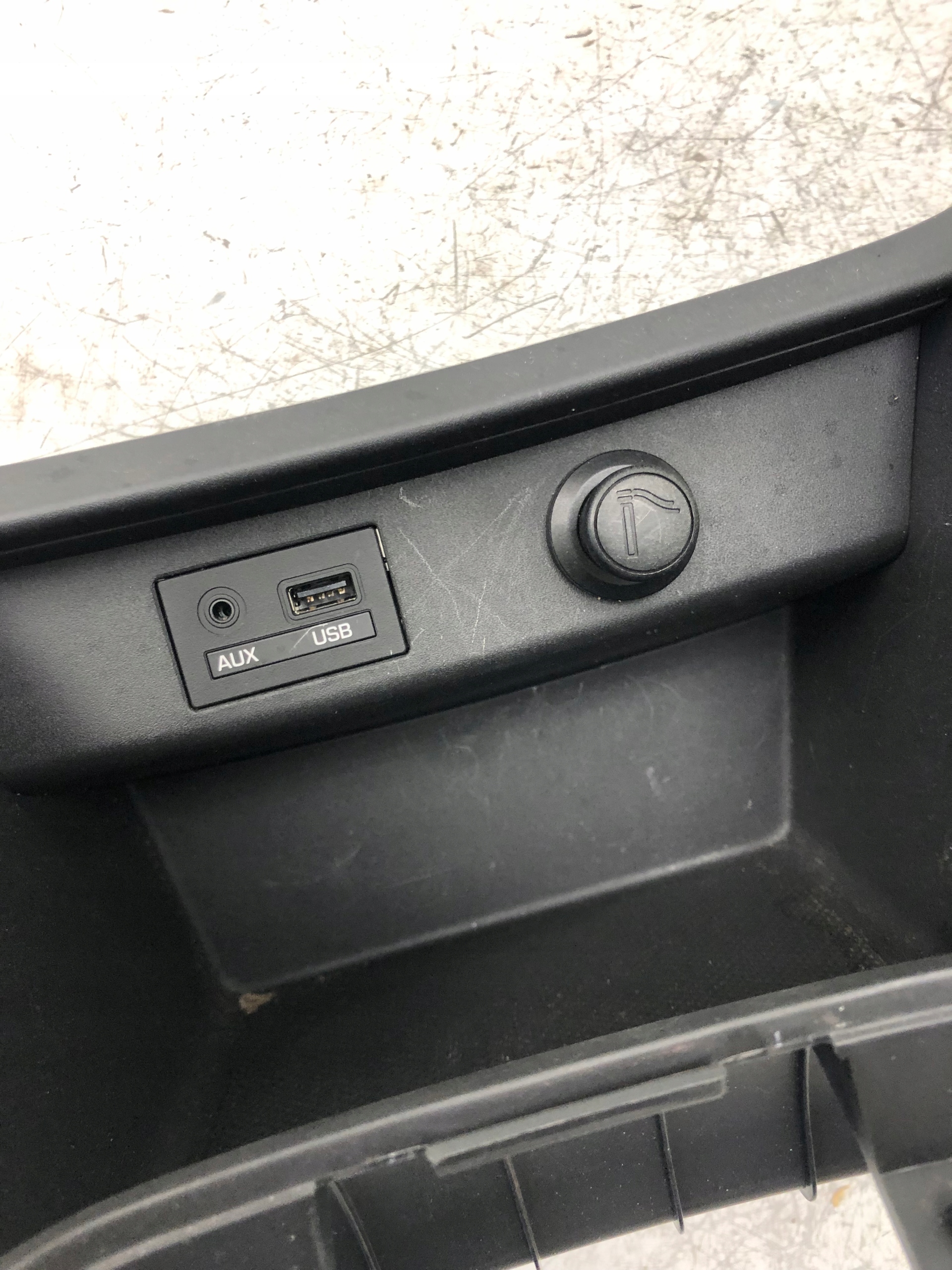 passenger compartment plato USB HYUNDAI I10 II 84757-B9050