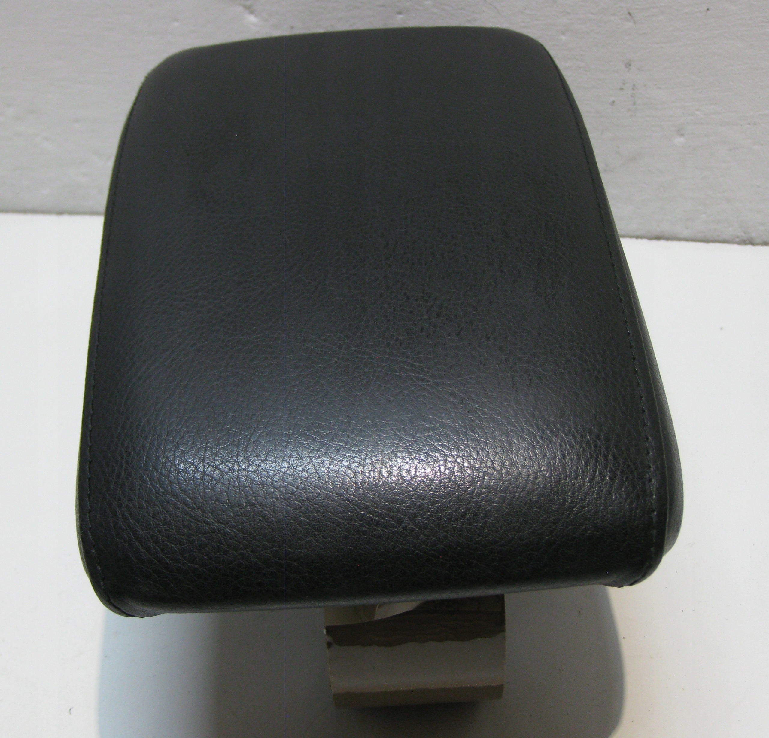 VW GOLF VI KOMBI 11R armrest adjustable black leather