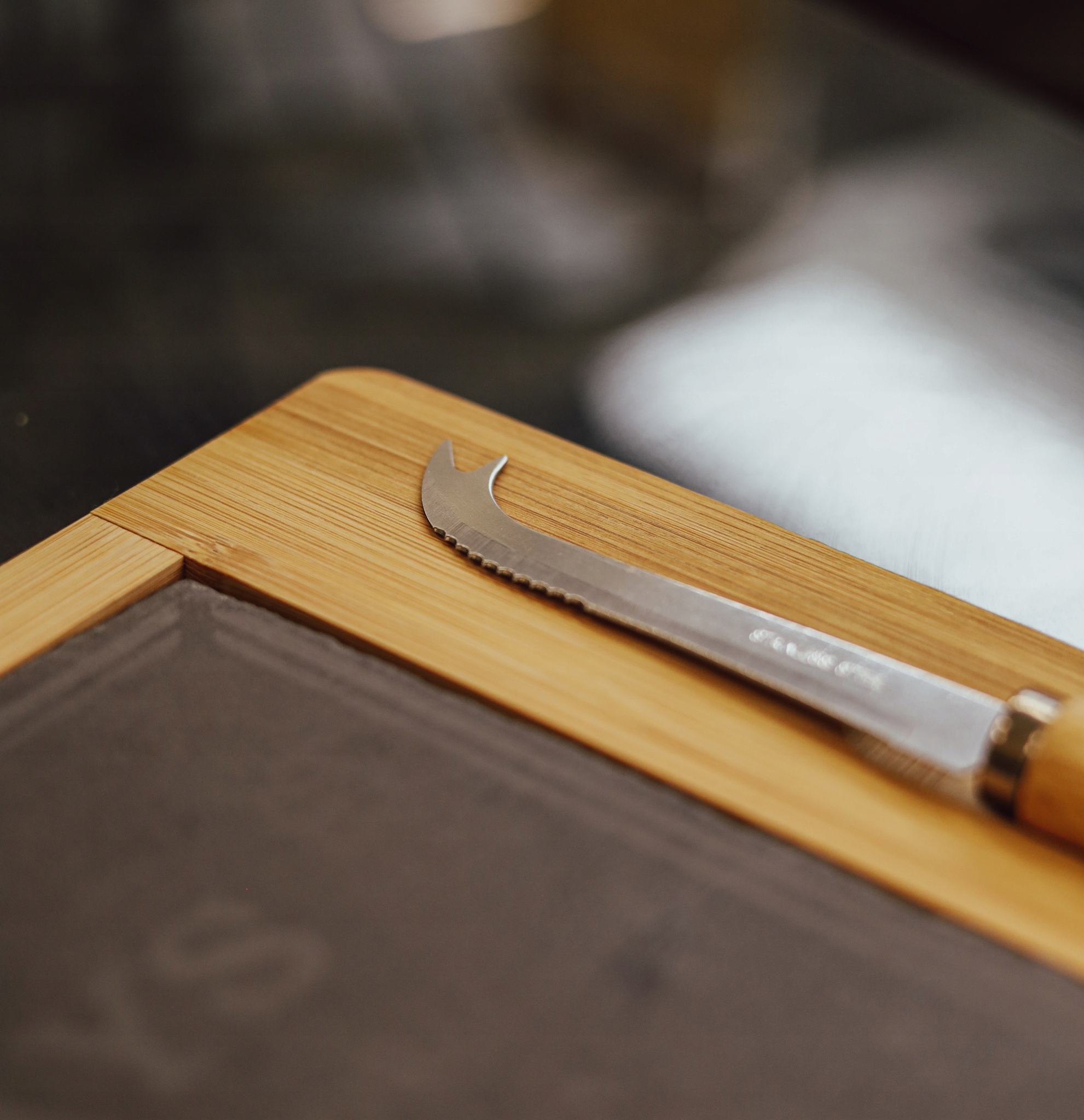 Deska do serwowania serów łupek i bambus 30x24cm Szerokość produktu 19 cm