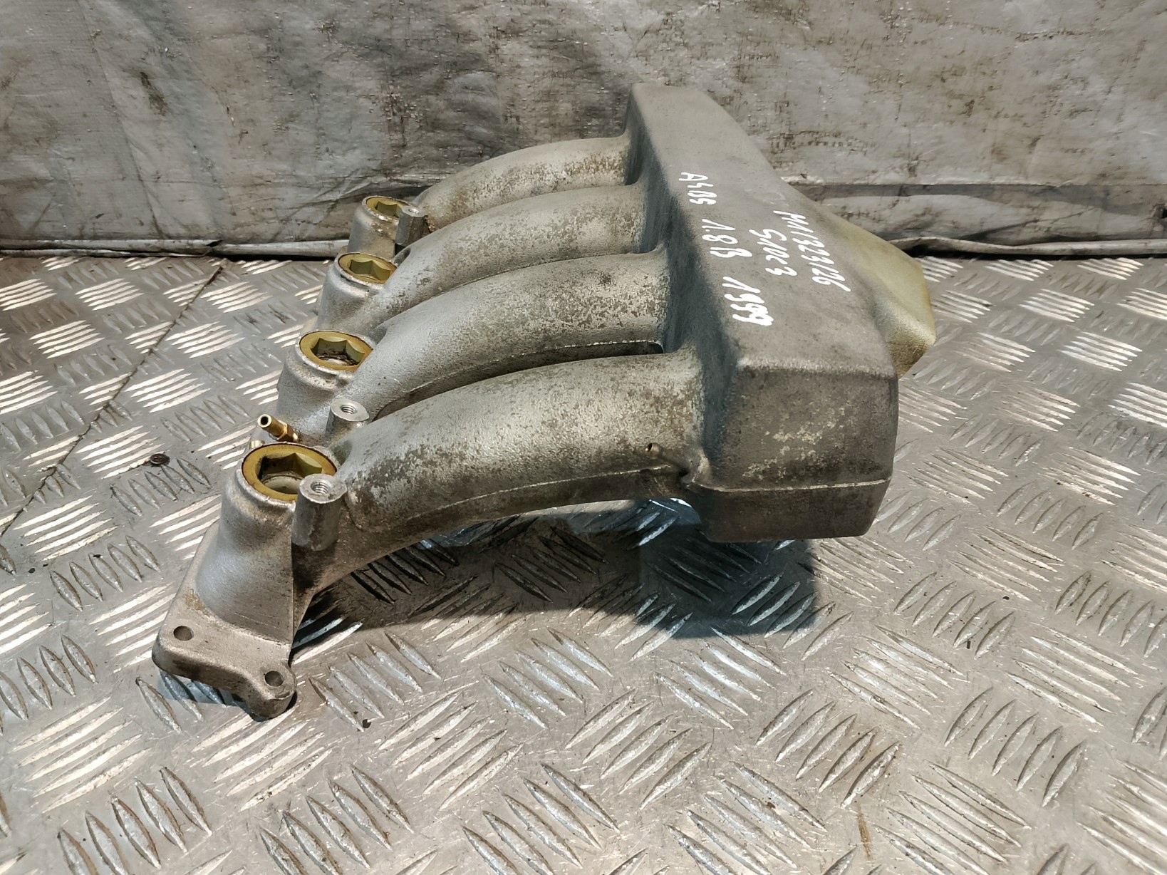 intake manifold DOLOTOWY AUDI A4 B5 1.8 B 06B133223D