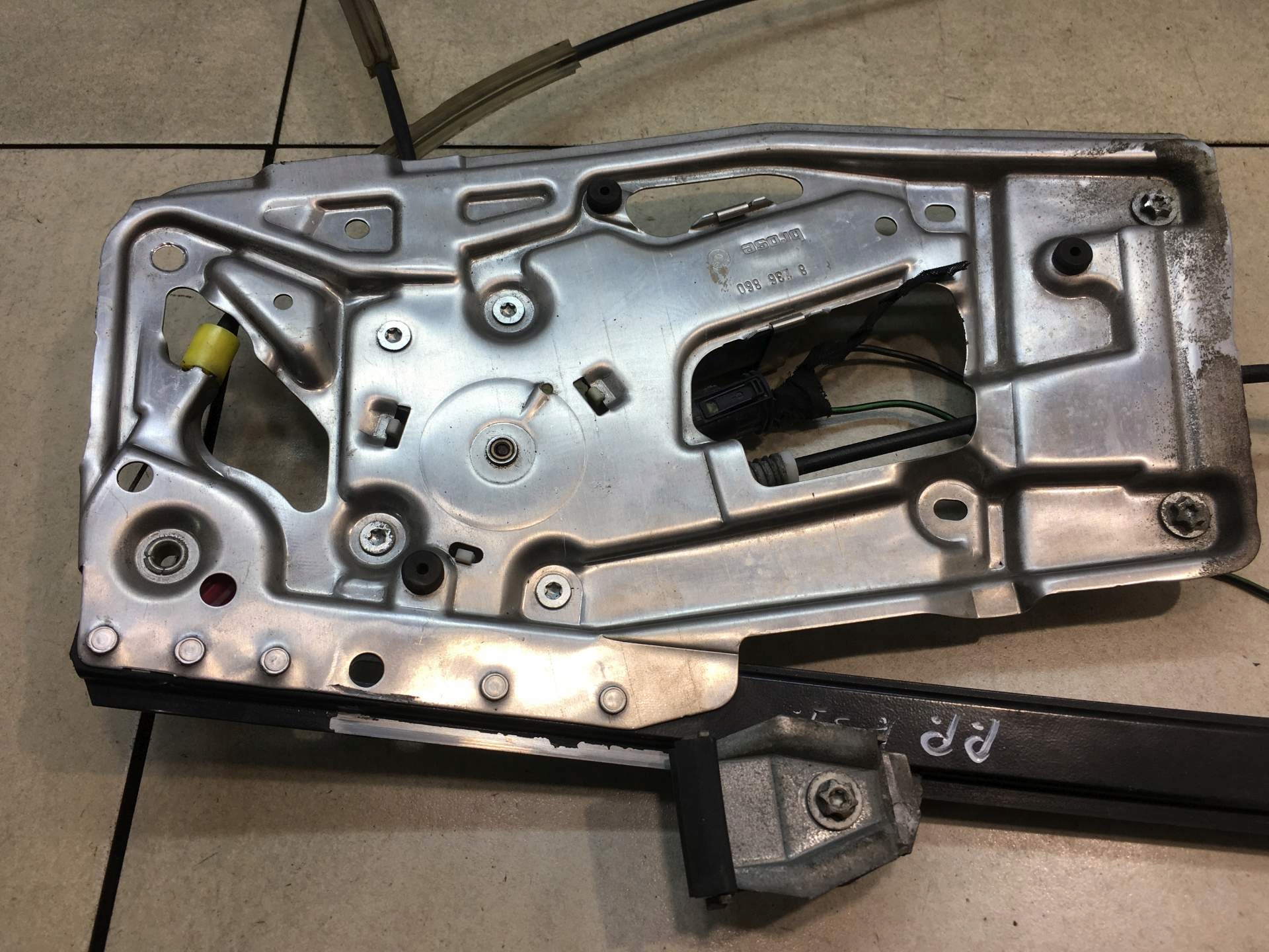 window regulator right front BMW 5 E39 8236860