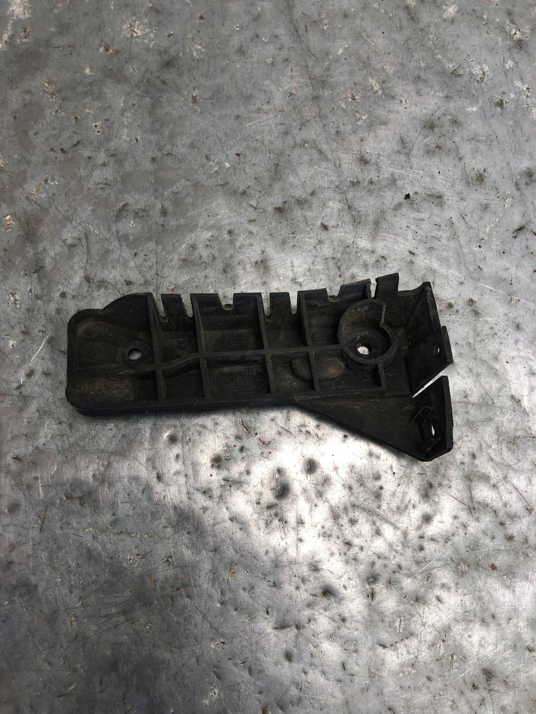 bumper bracket left front AUDI A4 B6 8E0807283A