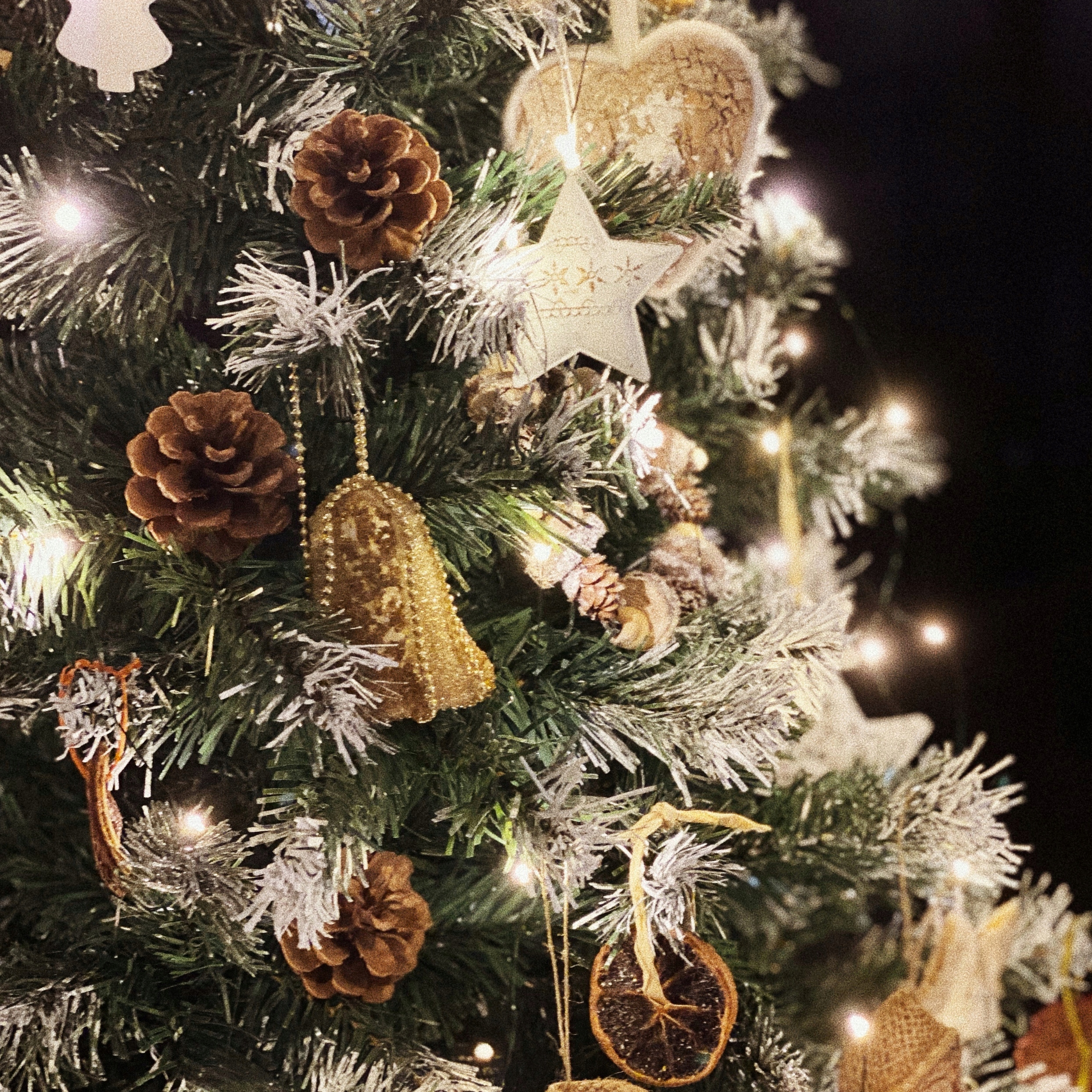 CHOINKA SZTUCZNA SOSNA DIAMENTOWA 220 CM + STOJAK Wysokość maksymalna 220 cm