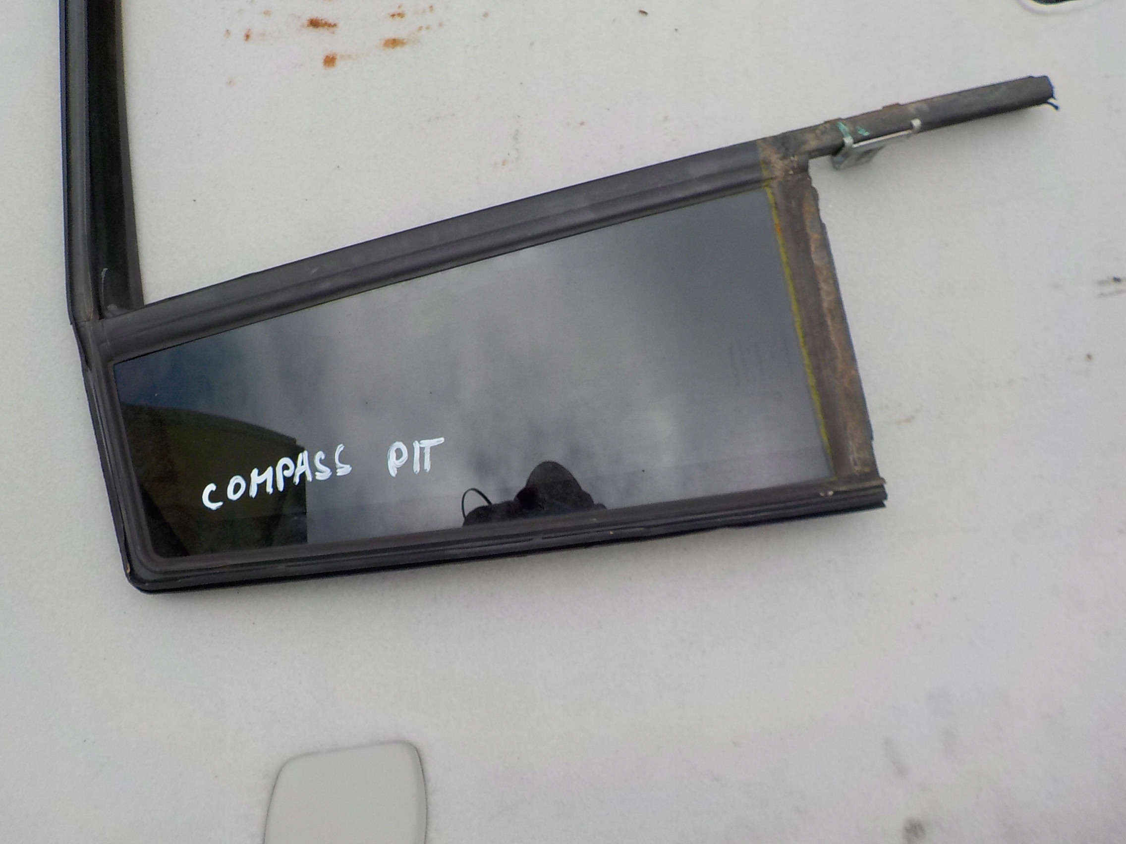 window right rear part jeep compass and 2006r