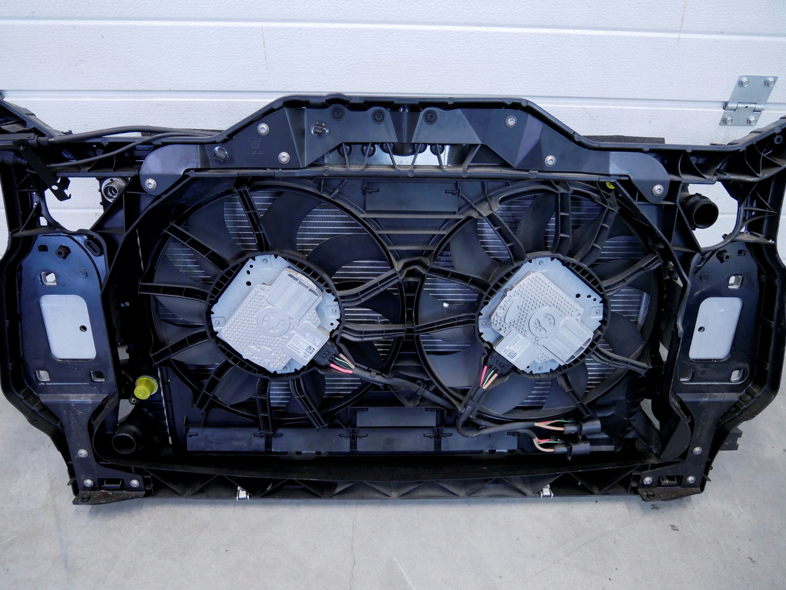 Komplet chłodnic chłodnice pas przedni AUDI RS4 B8 4.2 FSI Producent części Audi OE