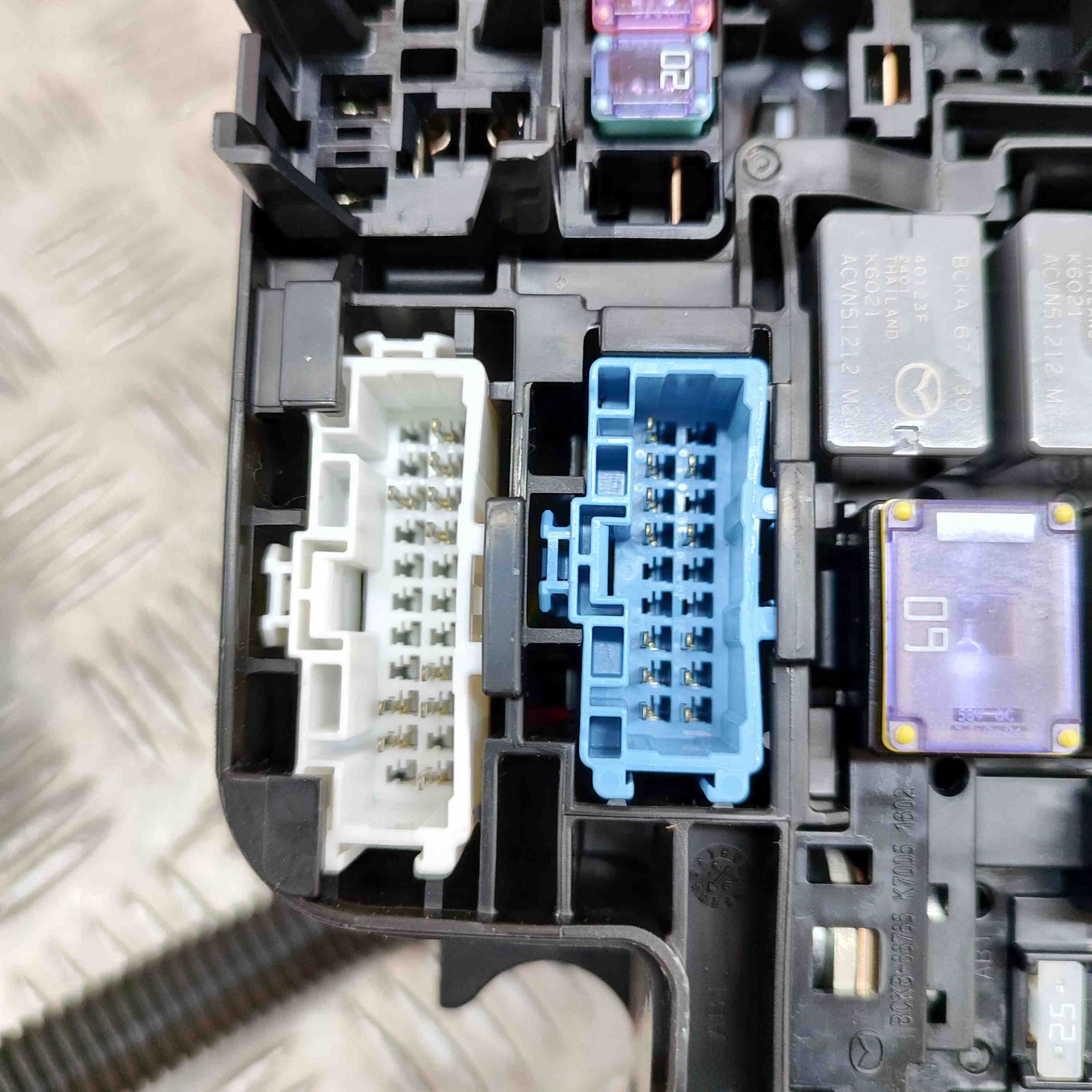 mazda CX-30 2023 рамка / модуль предохранителей