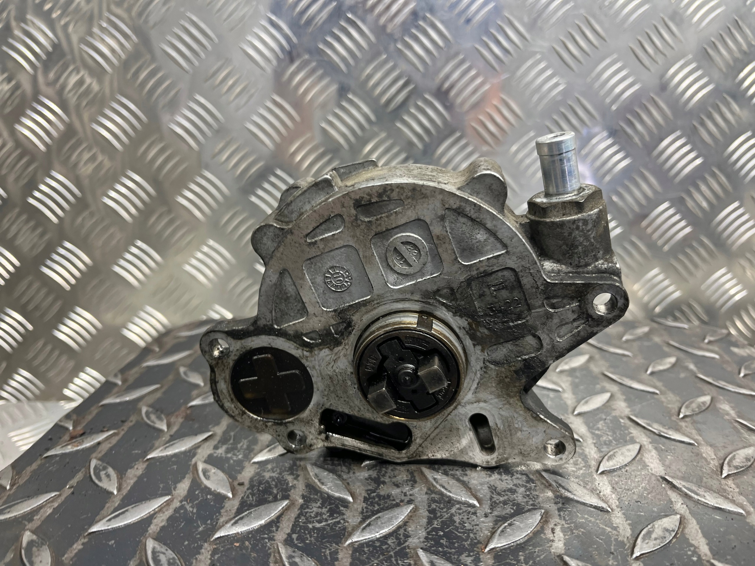 pompa VACUM VAKUM VOLKSWAGEN GOLF 6 03L145100