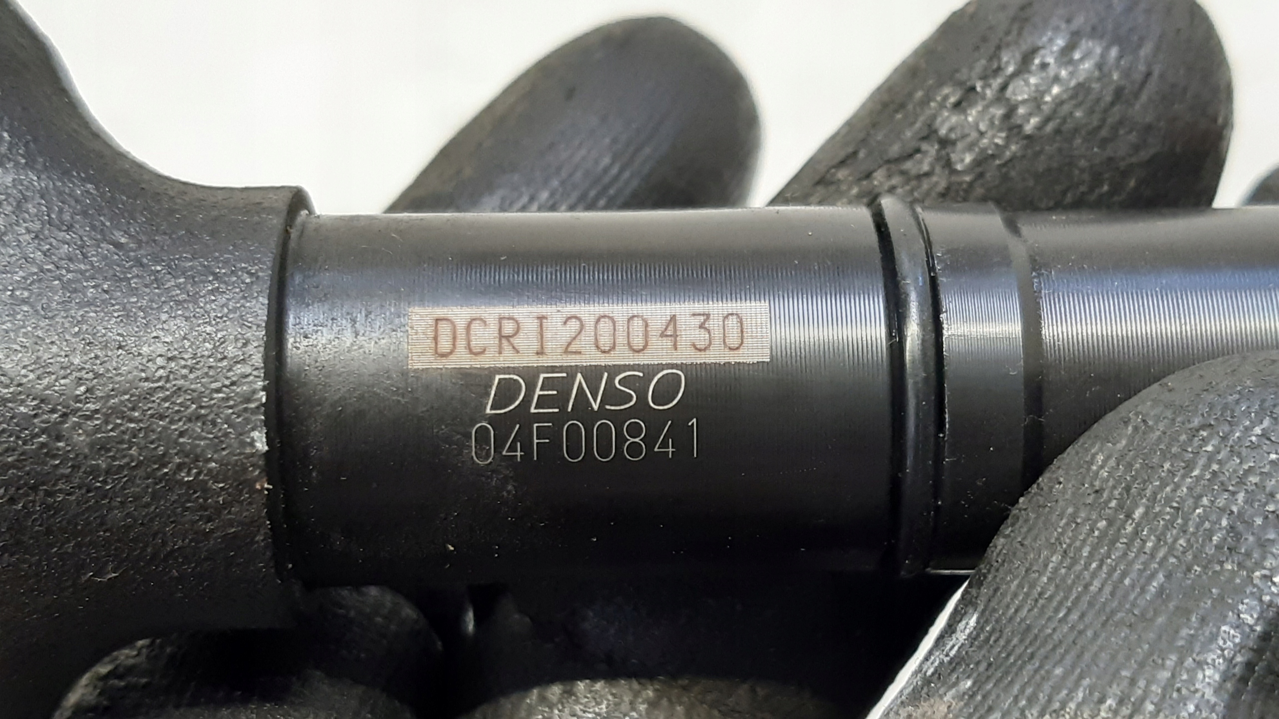 injector 04F00841 Toyota Avensis T27