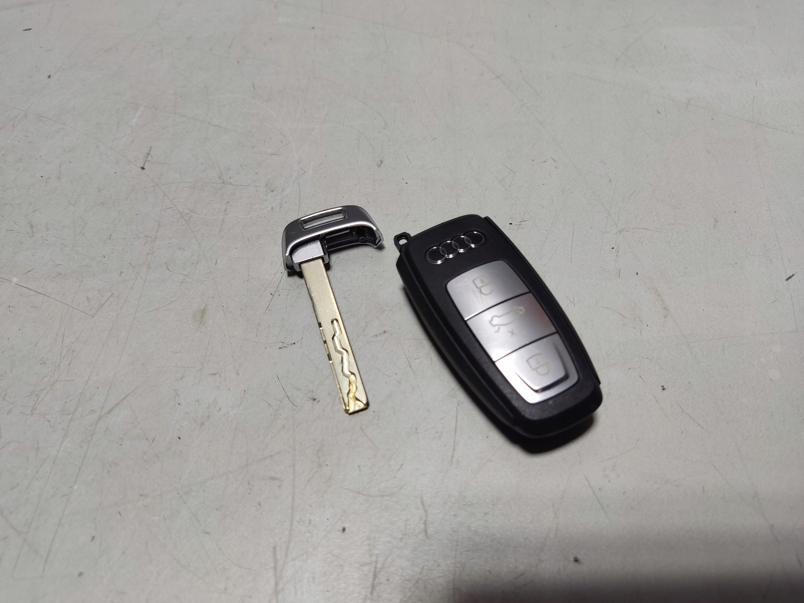 AUDI A3 8Y KLUCZYK PILOT KEYLESS