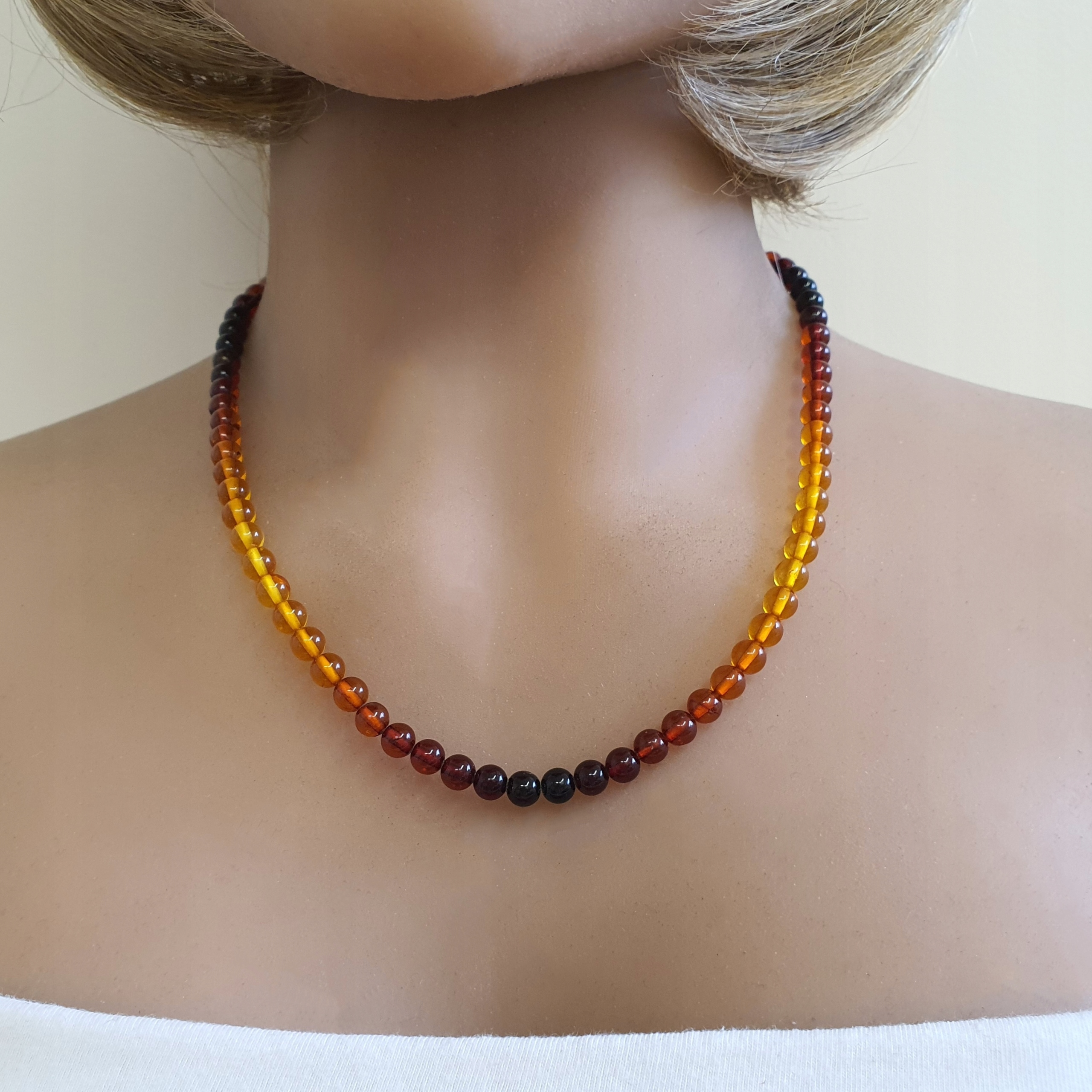 Korálky Baltský Jantar Kulička 5 mm V Barvách Duhy