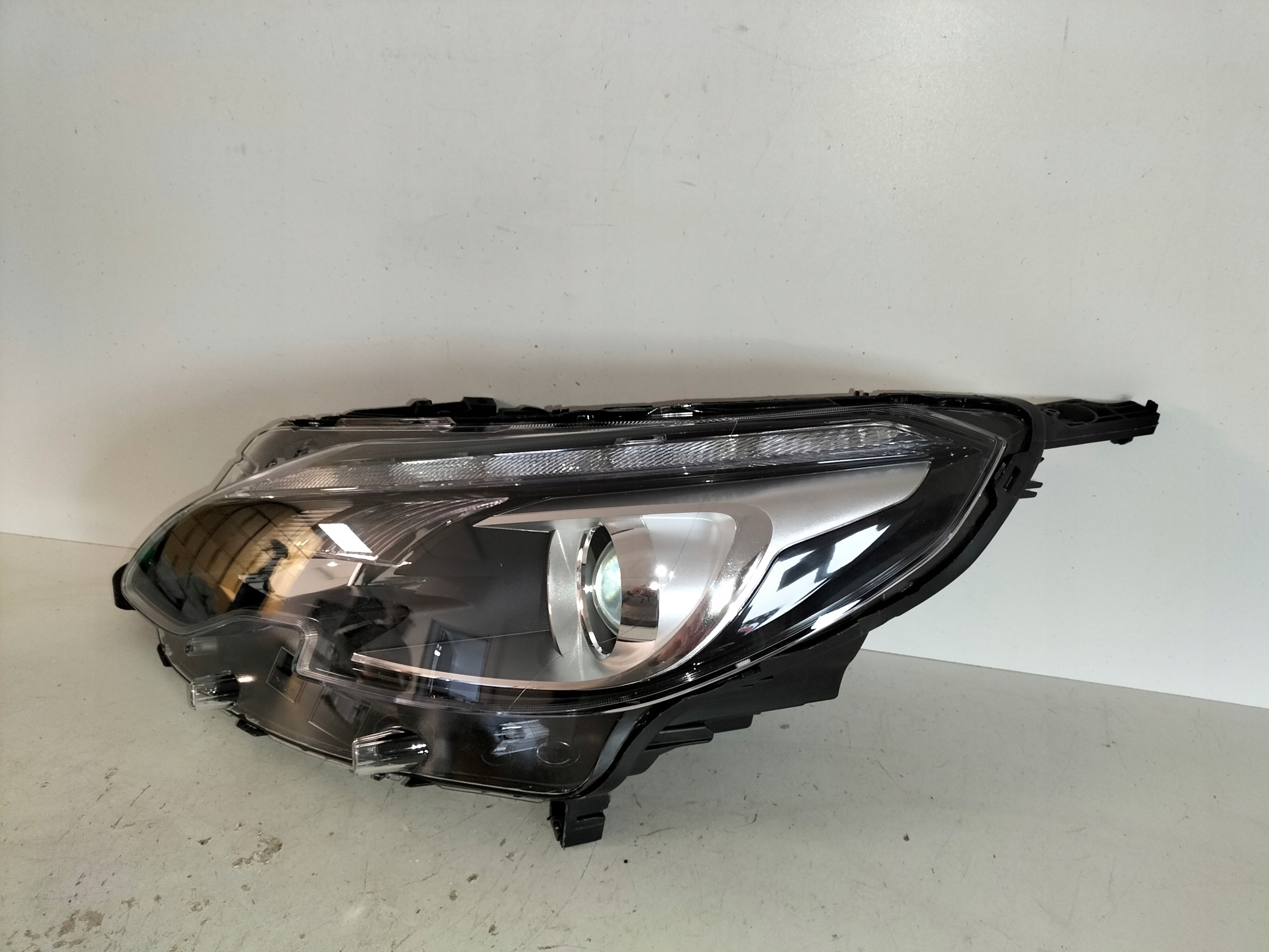 light front reflektor left PEUGEOT 2008 and LIFT 16-19