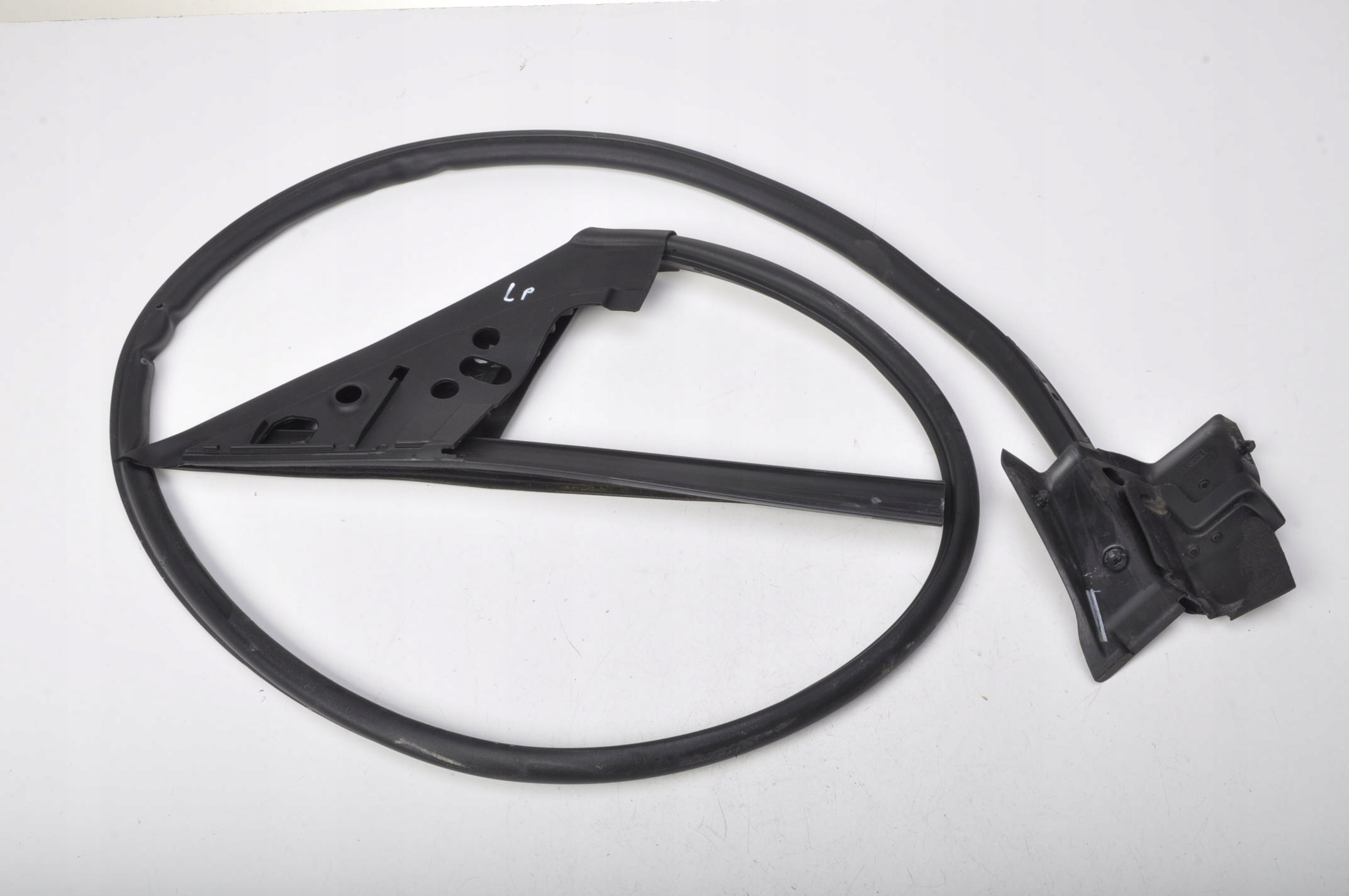 670032863 670033464 - MASERATI LEVANTE SQ4 УПЛОТНЕНИЕ ДВЕРИ ПЕРЕДНИЙ ЛЕВЫЙ