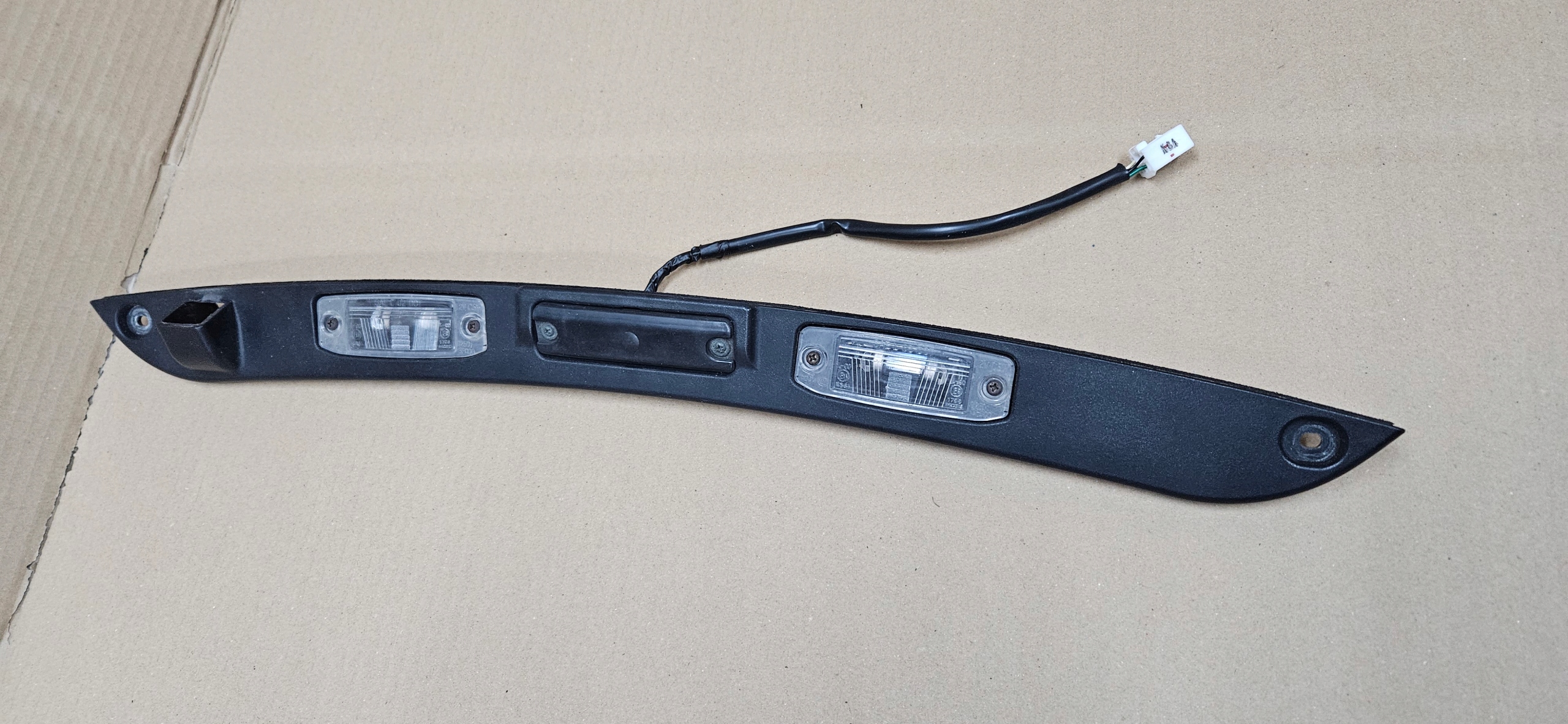 KIA SPORTAGE 3 III BLENA LISTWA KLAPY TYLNEJ PODŚWIETLANIE TABLICY