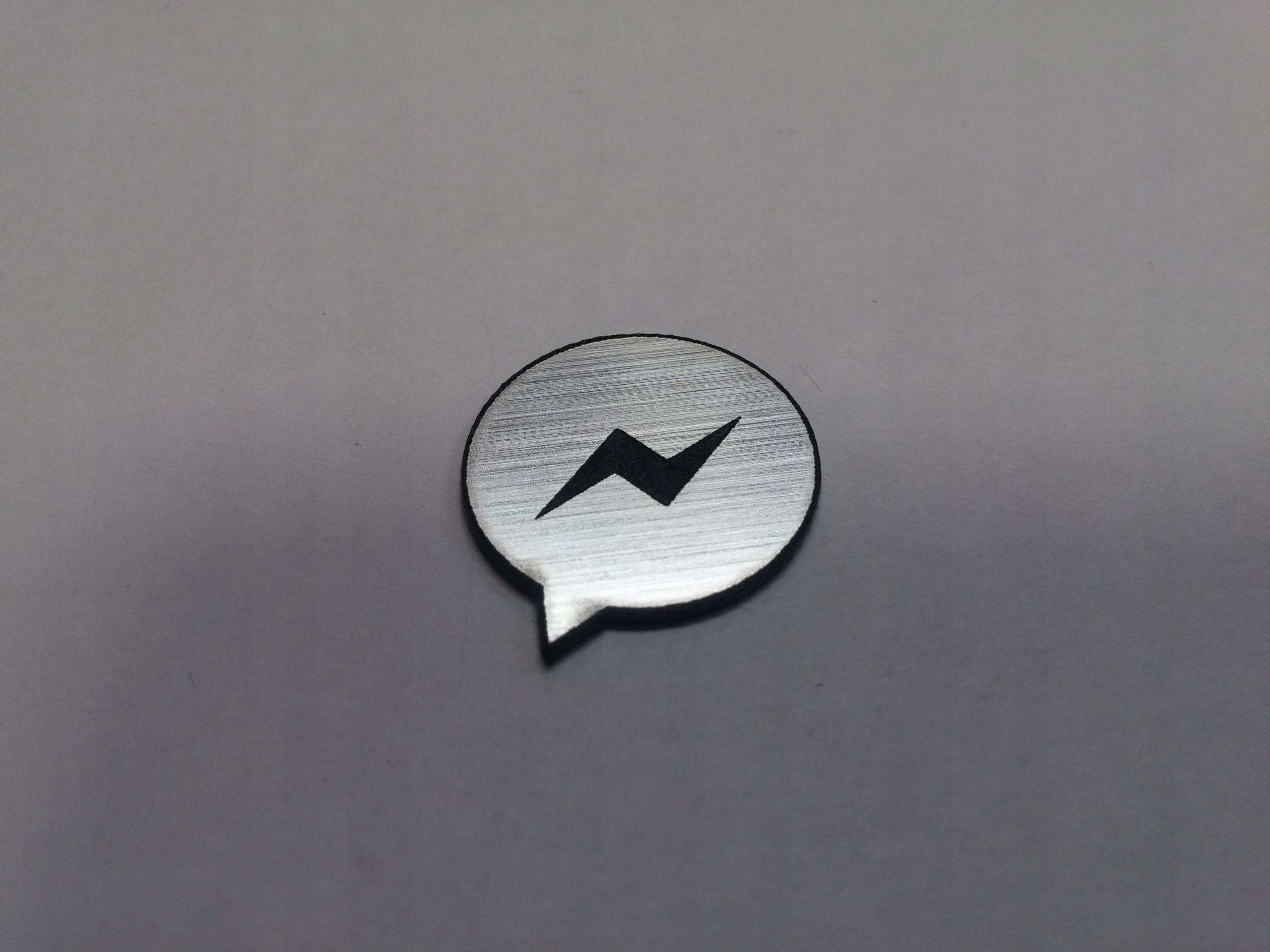 

Mesenger naklejka emblemat 18 x 18 mm *srebrna