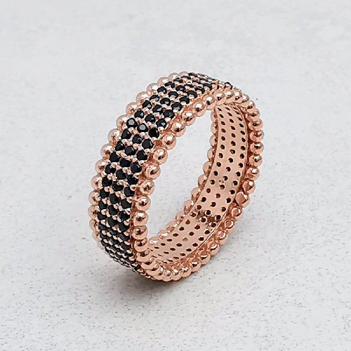 Stříbrný prsten osázený černými zirkony