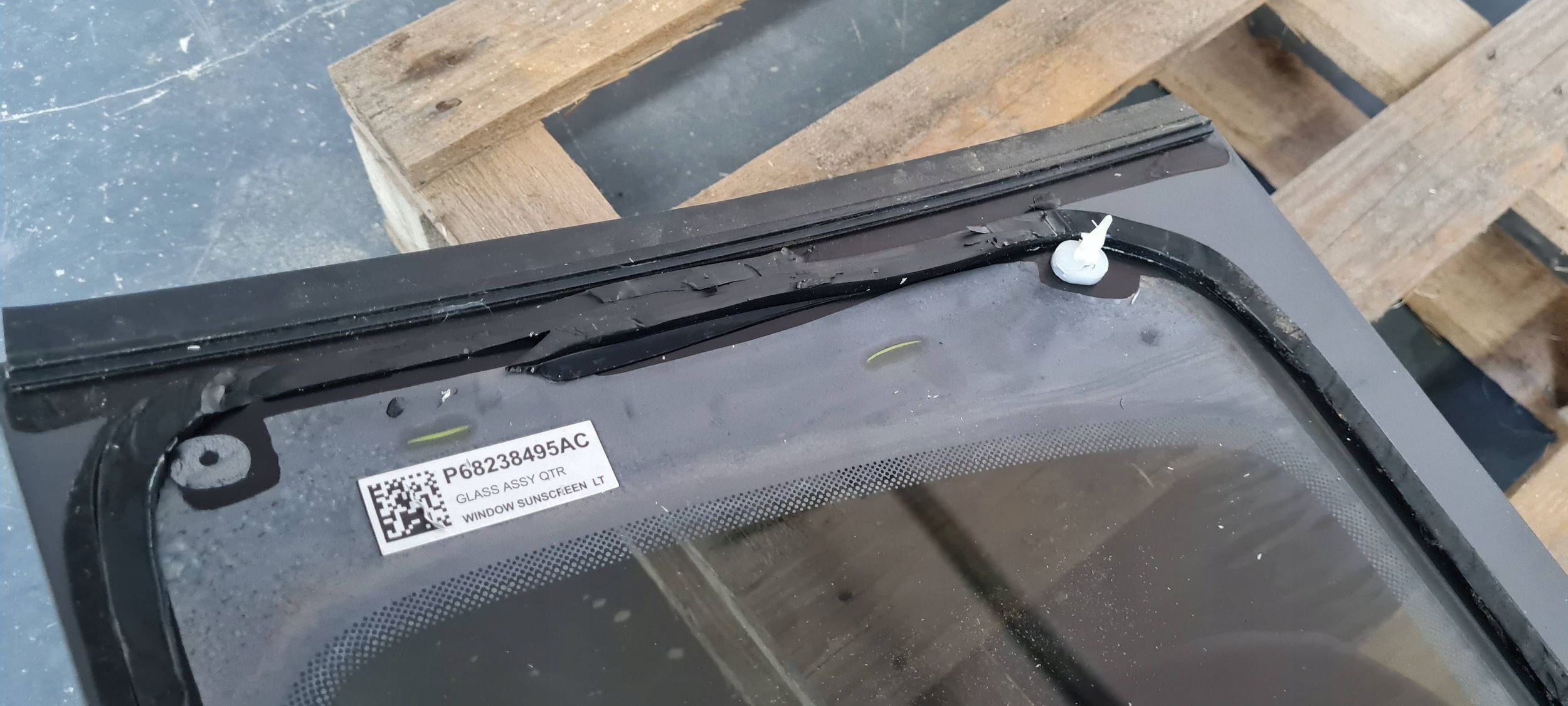 Chrysler Pacifica 2022 window bodywork left rear part 21R 2021 P68238495AC