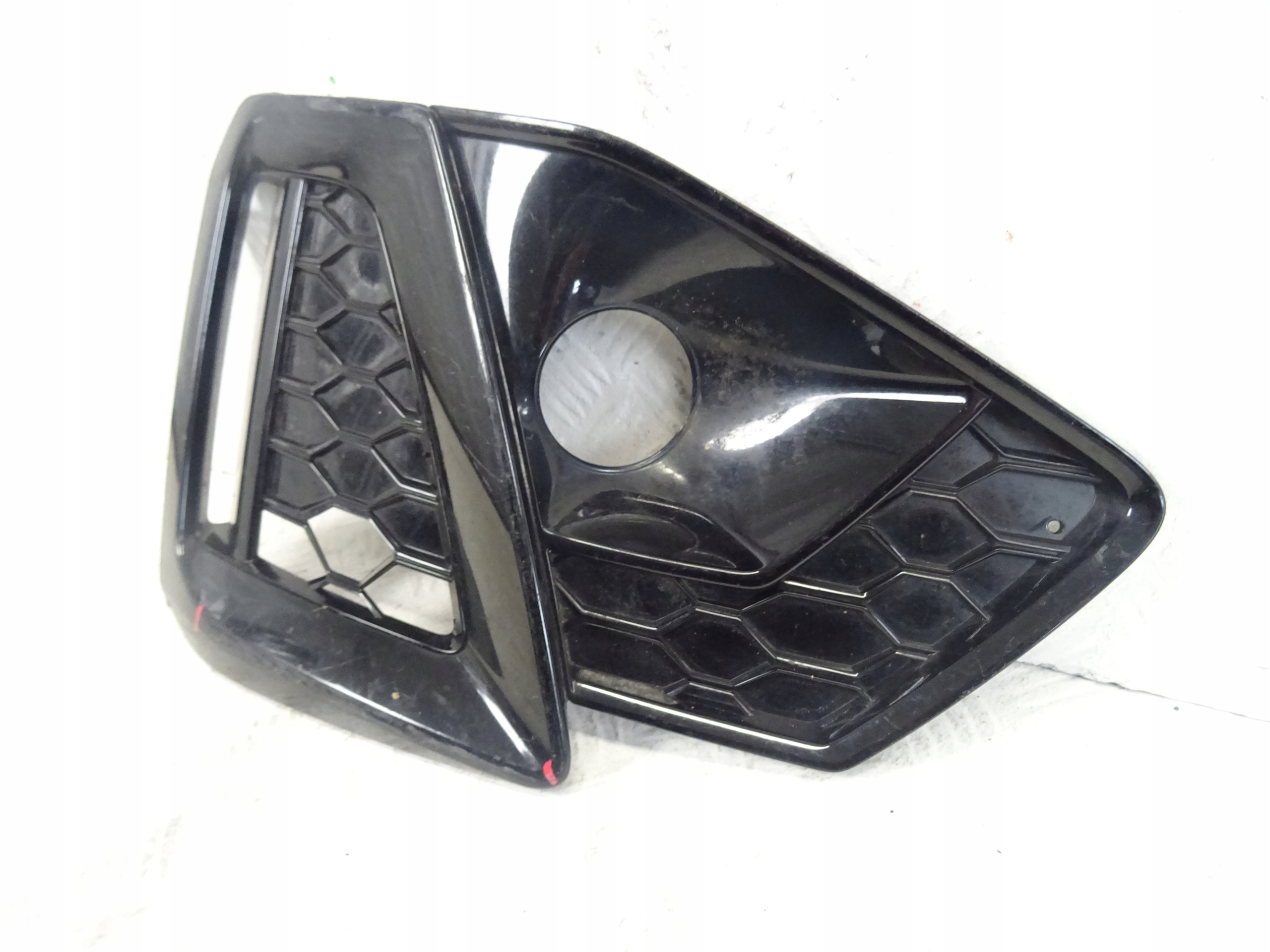 grid of a bumper front front left AUDI A4 B9 LIFT S-LINE 8W0807681BC