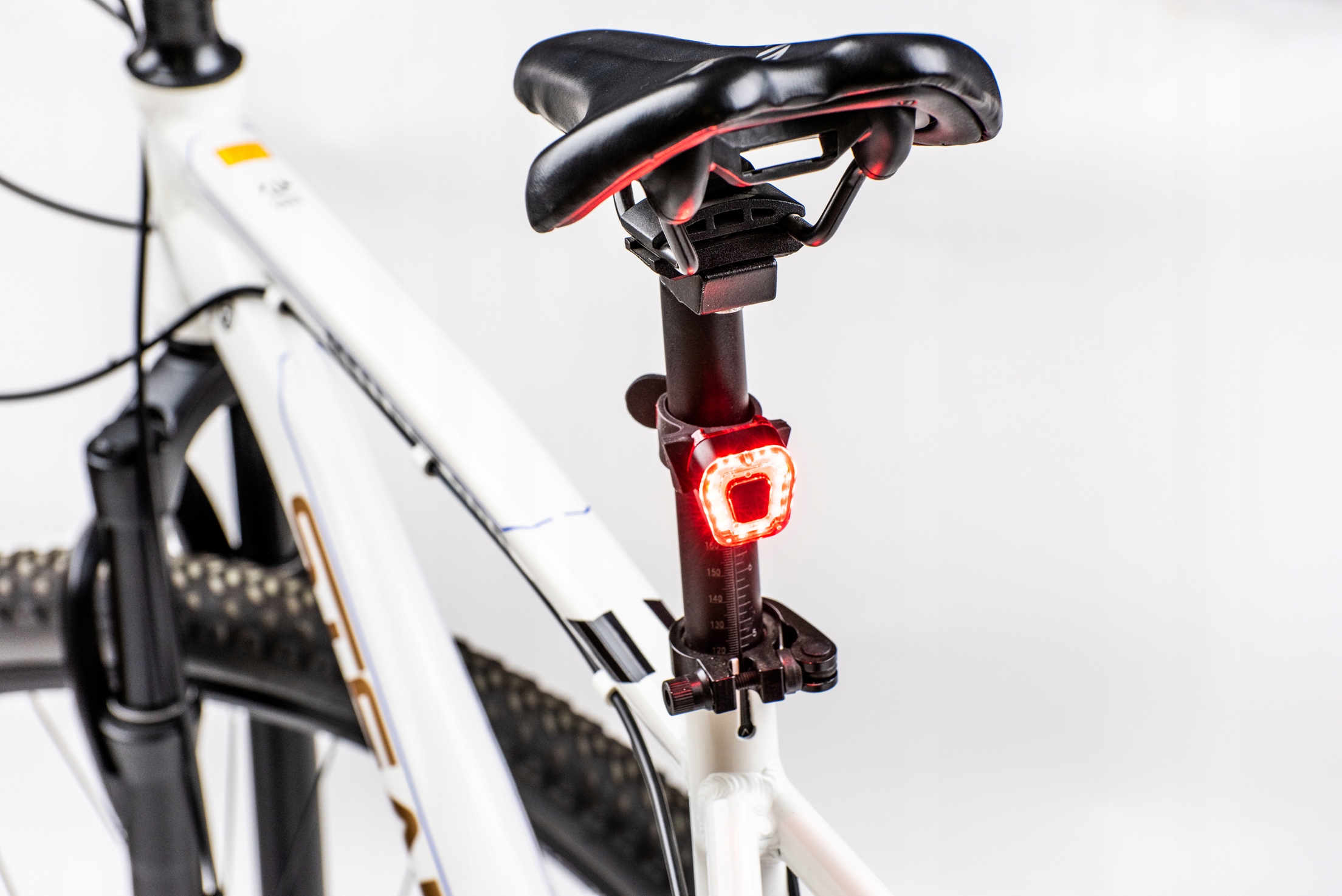 Oświetlenie rowerowe LED 600lm+akumulator 3000mAh Model QB 203