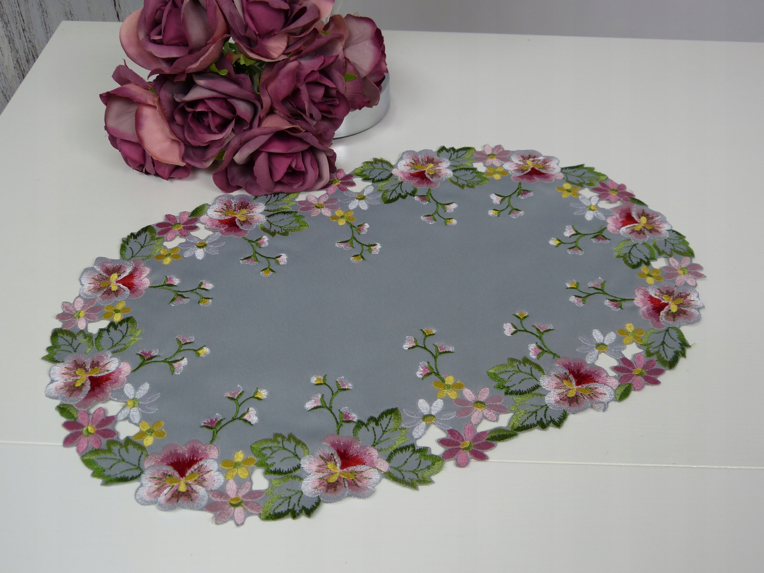 

Serwetka haftowana 30x45cm owal szary Pink Gloss