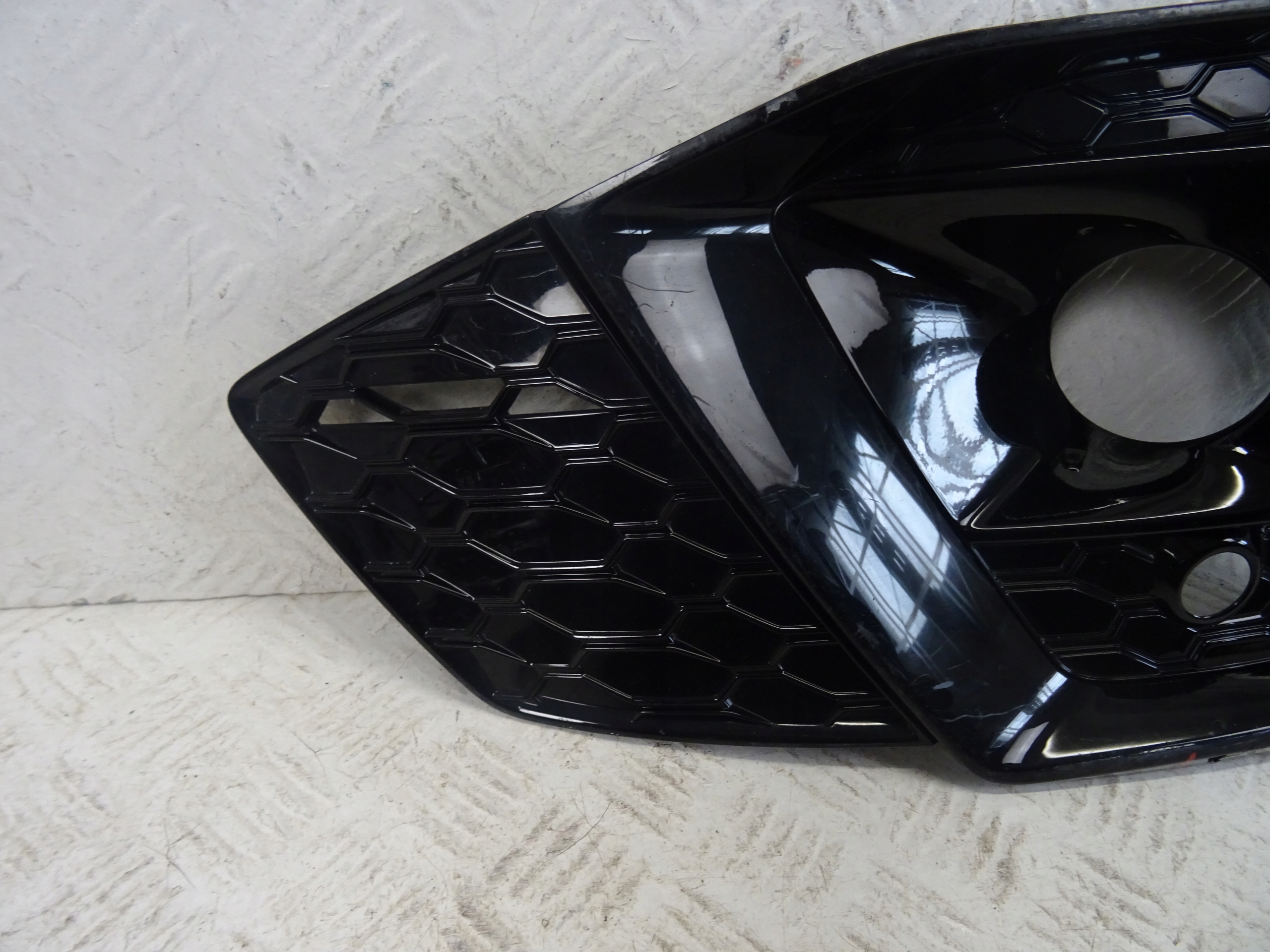 grid of a bumper front front right AUDI A5 B9 II LIFT S-LINE 8W6807682AB