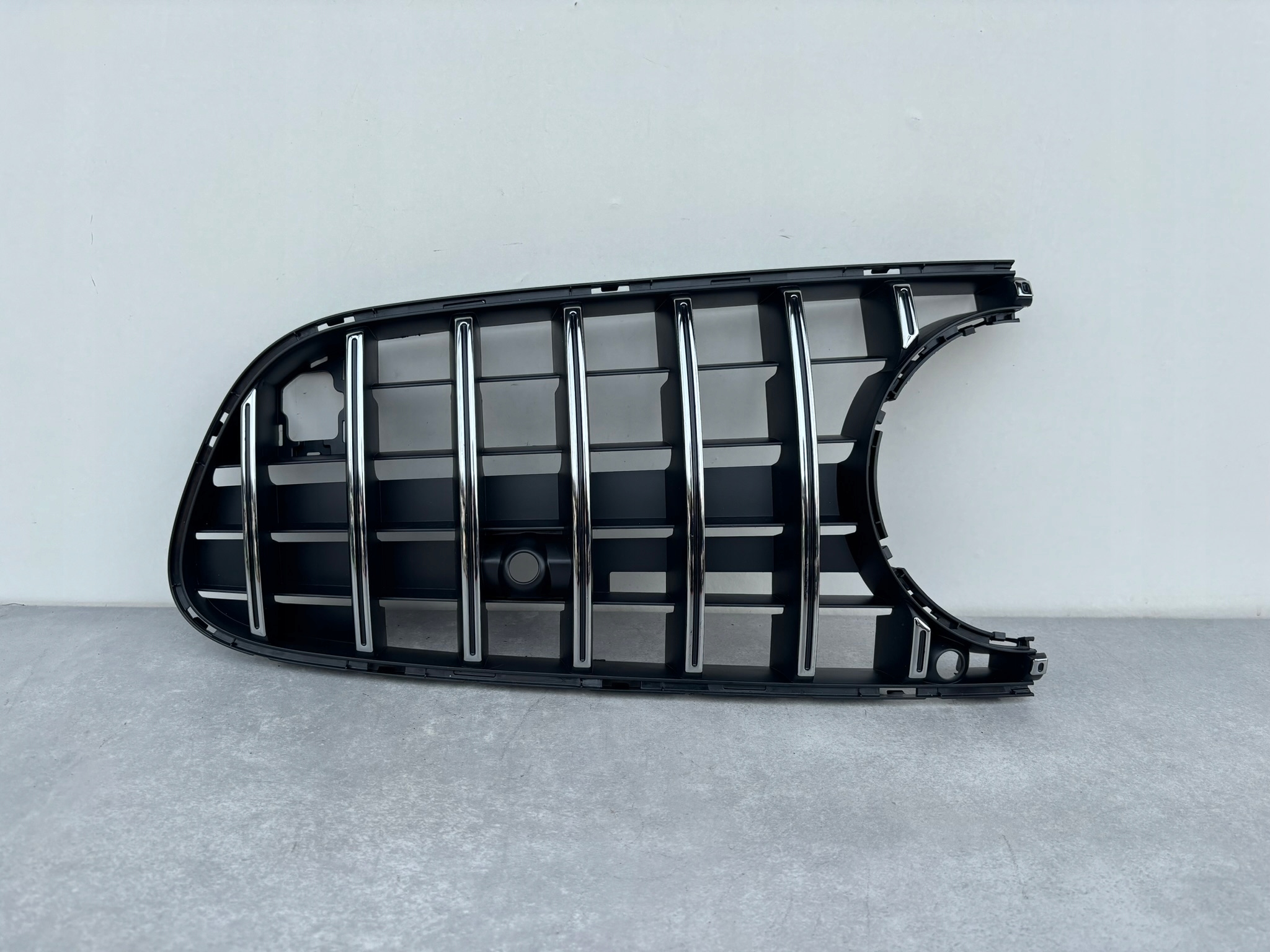 MERCEDES AMG GT R190 LIFT PRAWA KRATKA DO ATRAPY GRILL NOWY KA10/033