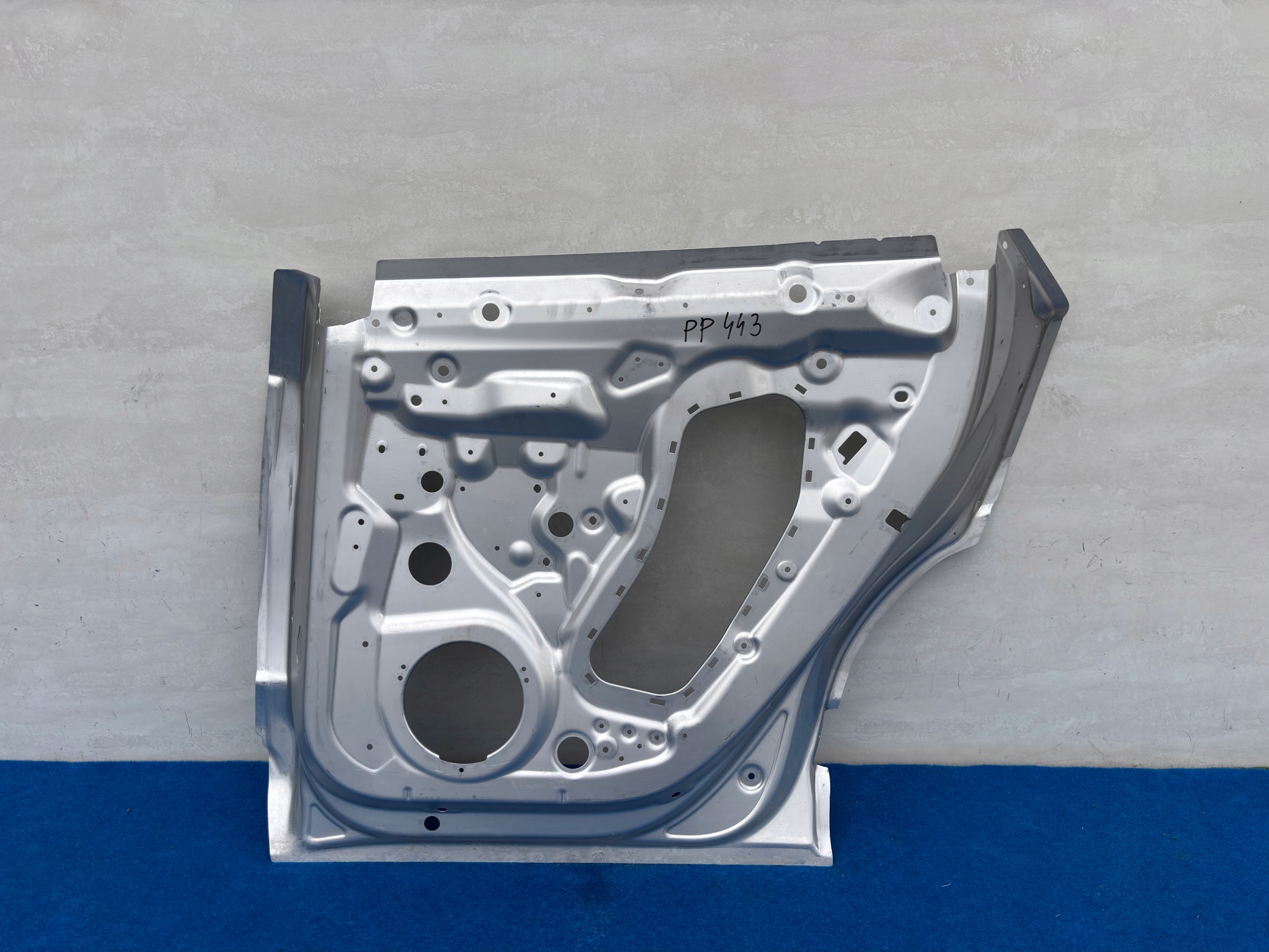 LAMBORGHINI URUS pillar door right rear part support SZKIELET PP443