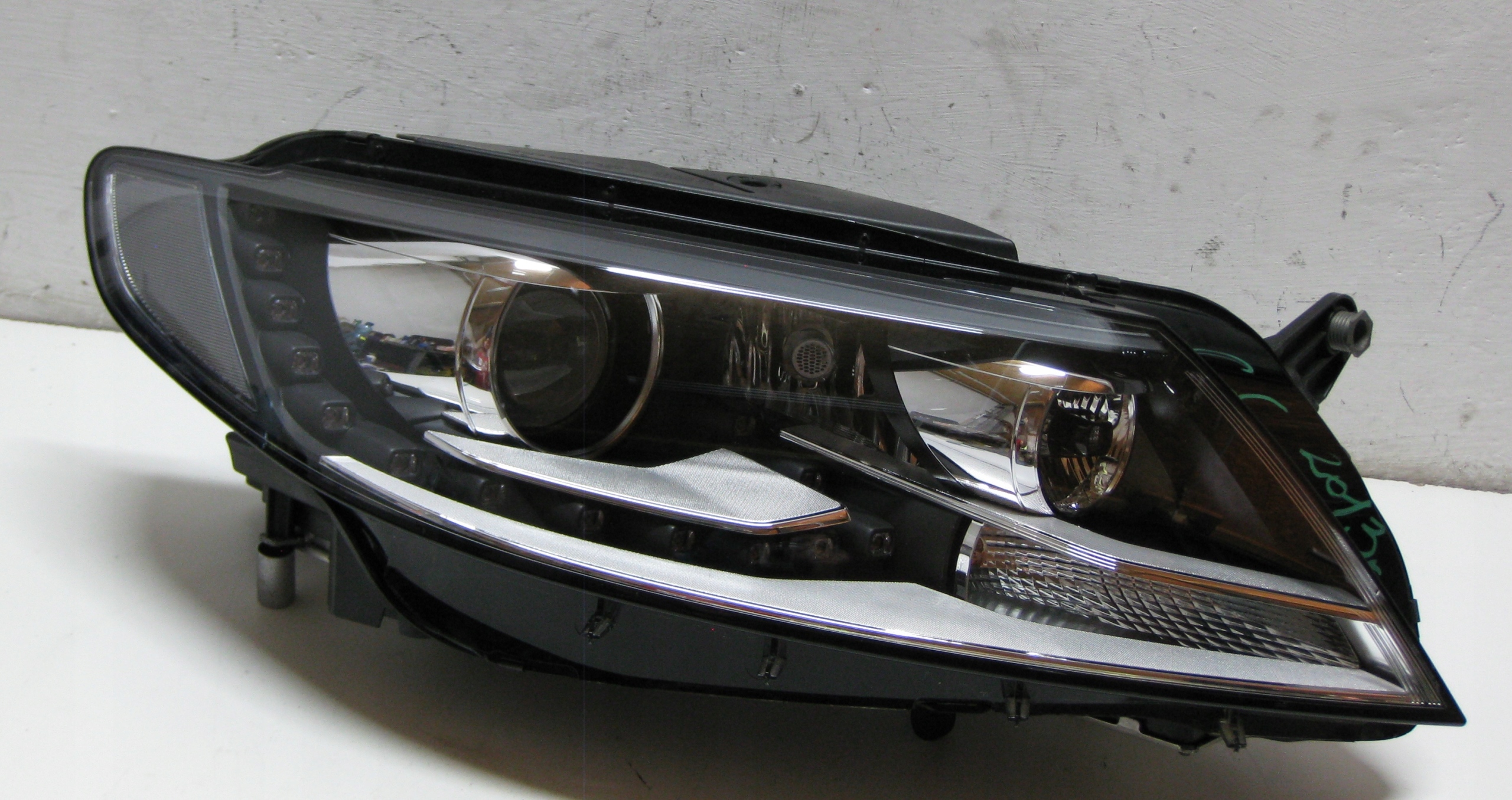 VW Passat CC 13R light right front XENON EU