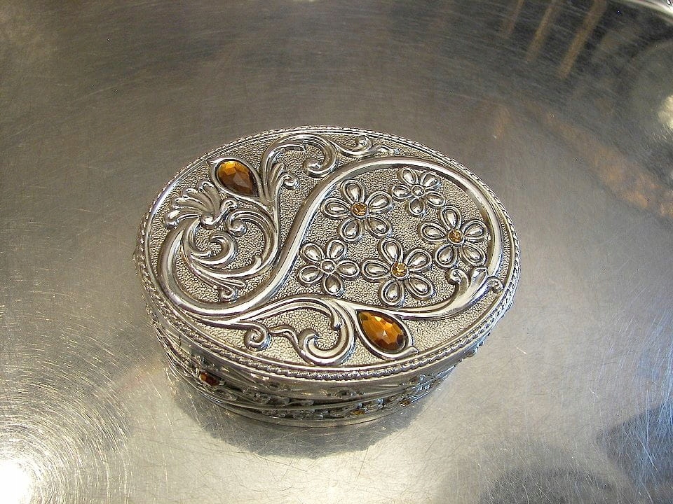 SZKATUŁKA OWALNA BURSZTYN KWIAT IMIT PLATER GRAWEr Wysokość 4.4 cm