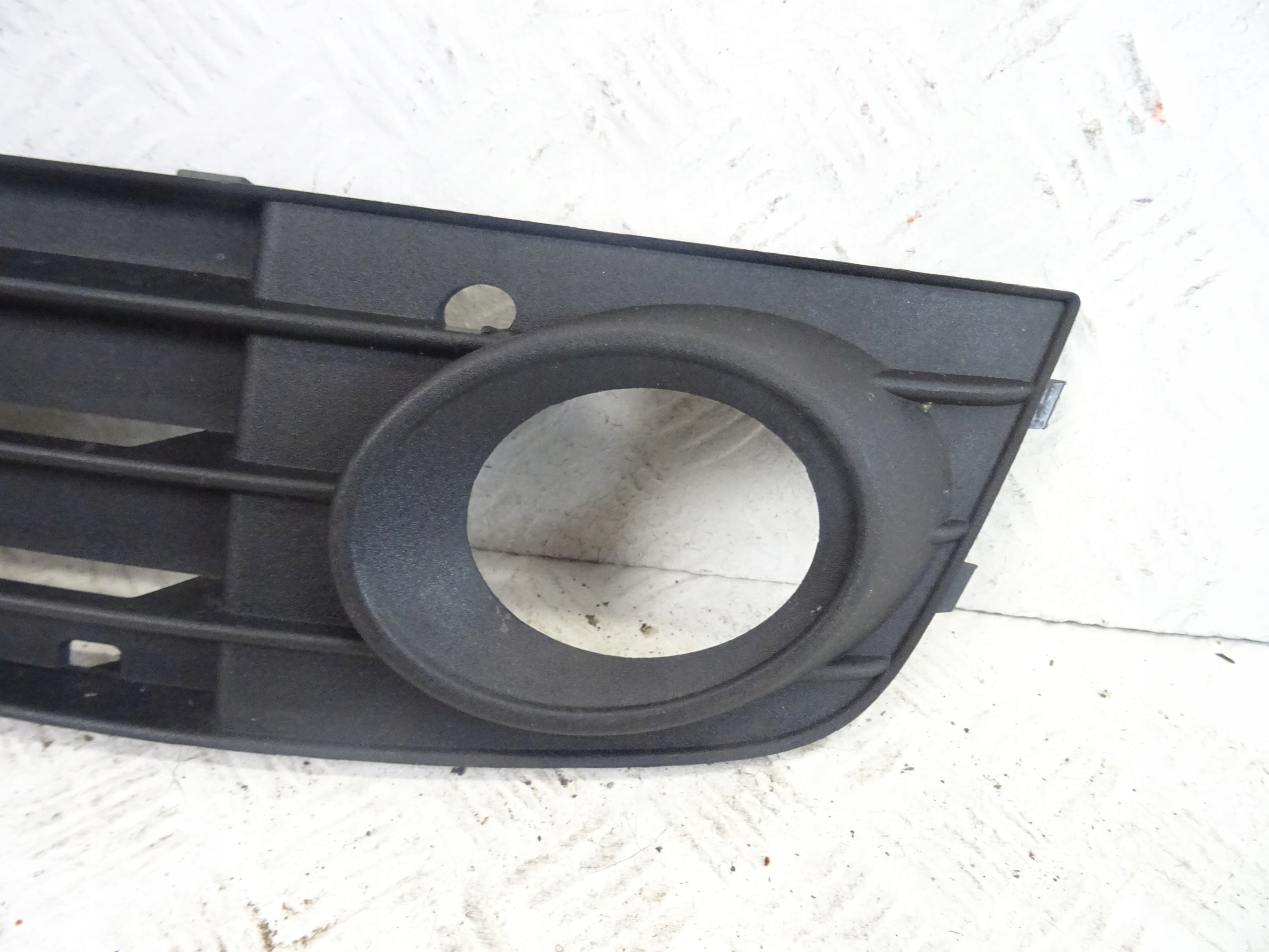grid of a bumper front front right AUDI A4 B8 8K0807682A