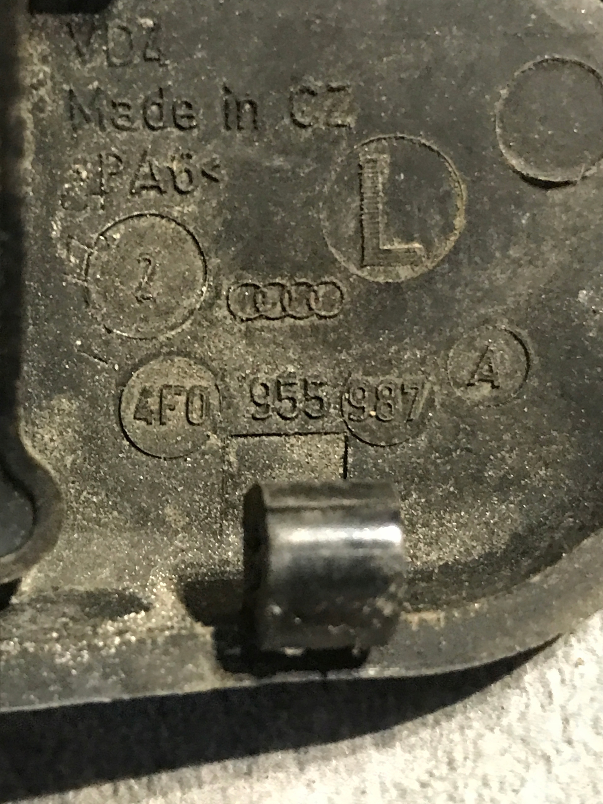 SPRYSKIWACZ LEWY DYSZA AUDI A6 C6 04-11 4F0955987A Numer katalogowy części SPRYSKIWACZ LEWY DYSZA 4F0955987A AUDI A6 C6 4F 2004-2011