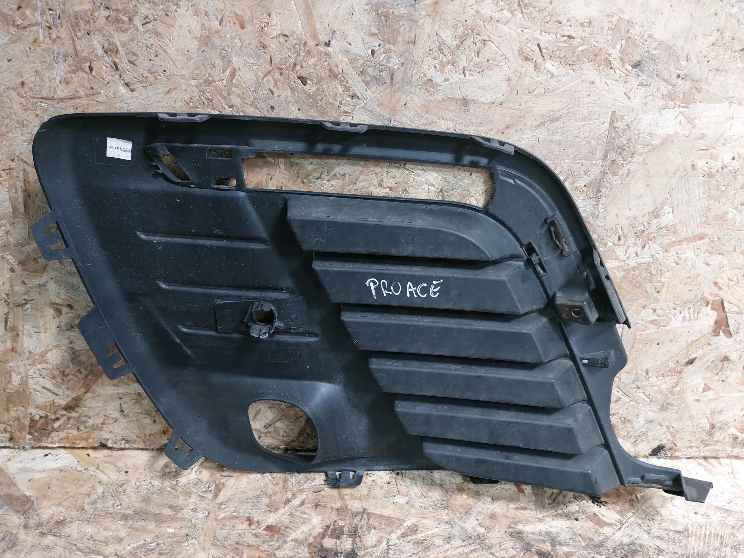 grid of a bumper front left 9811823877 Toyota Proace