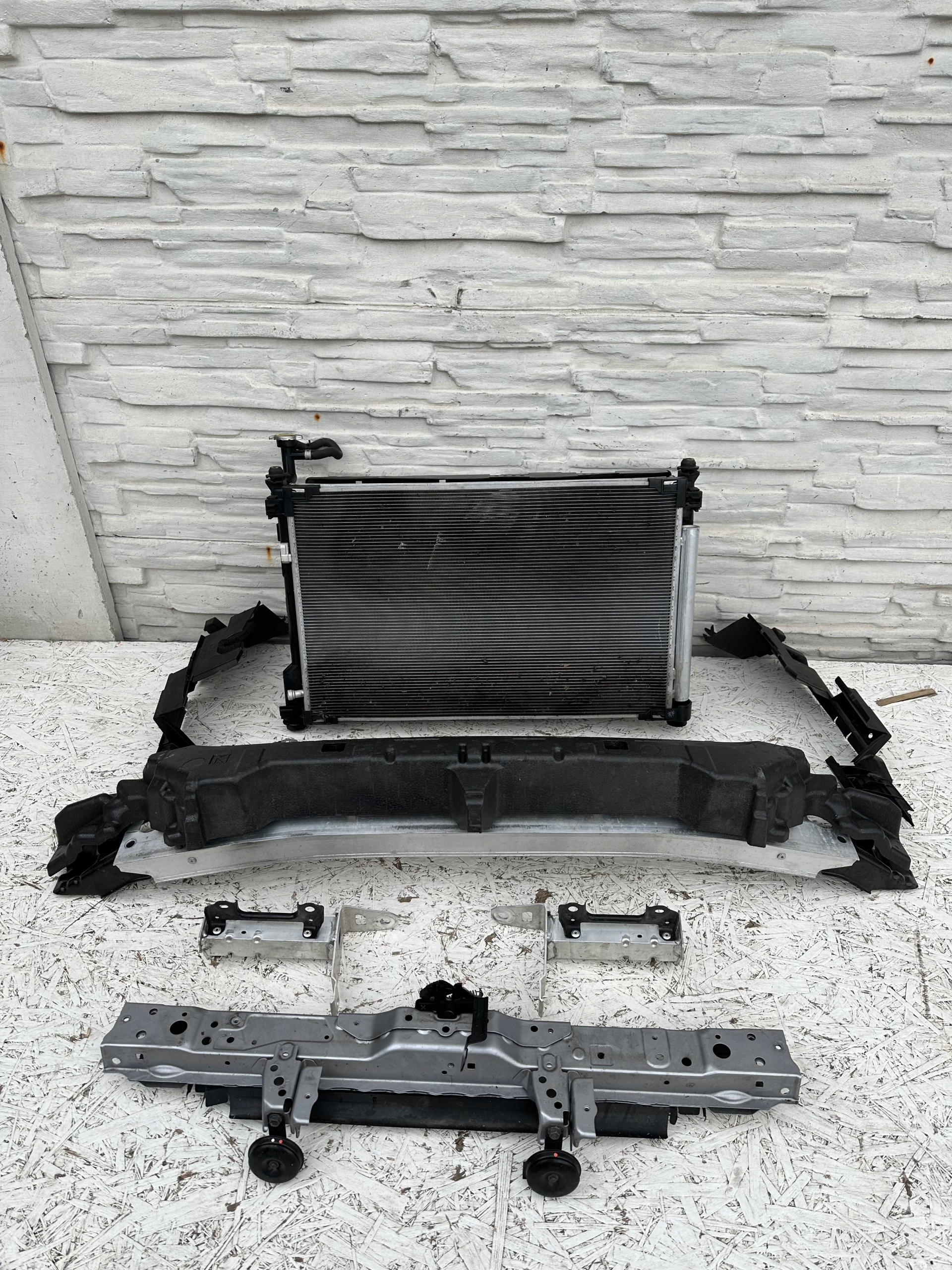 RAV4 V PAS PRZEDNI KOMPLETNY 2,0B BELKA CHŁODNICA