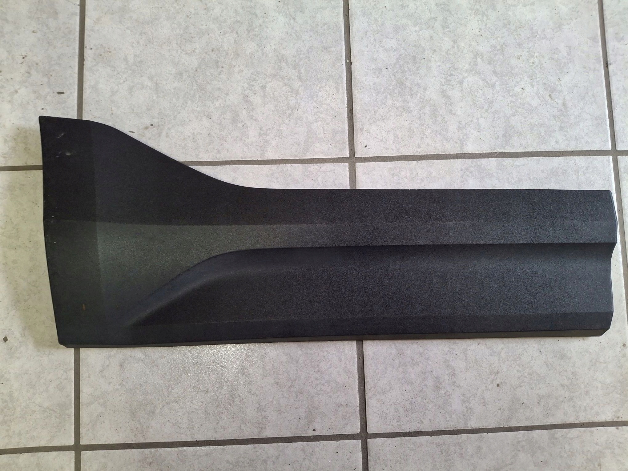 moulding for door right rear. VOLVO XC40 2017R