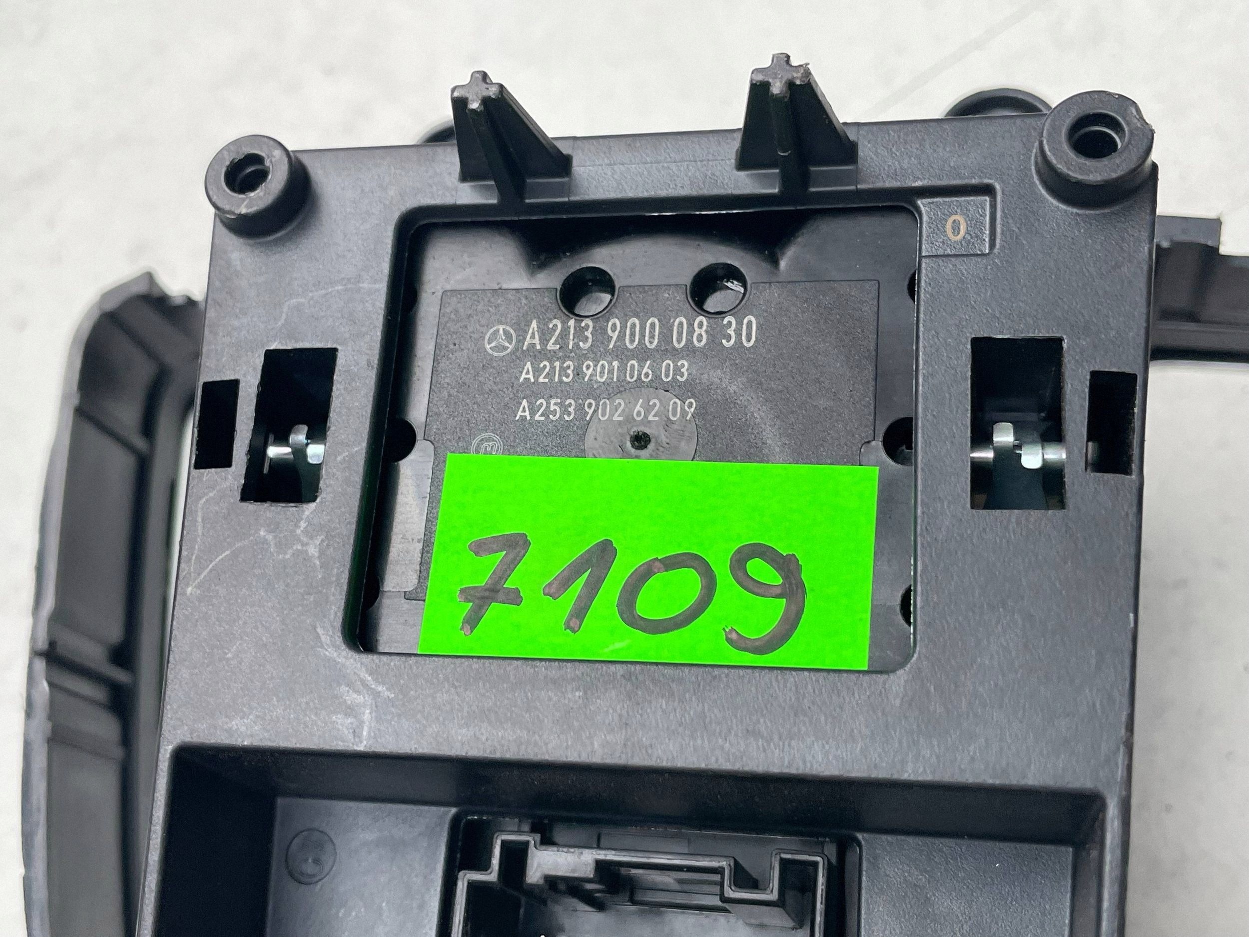 Mercedes-Benz PANEL IDRIVE A2139000830 !J