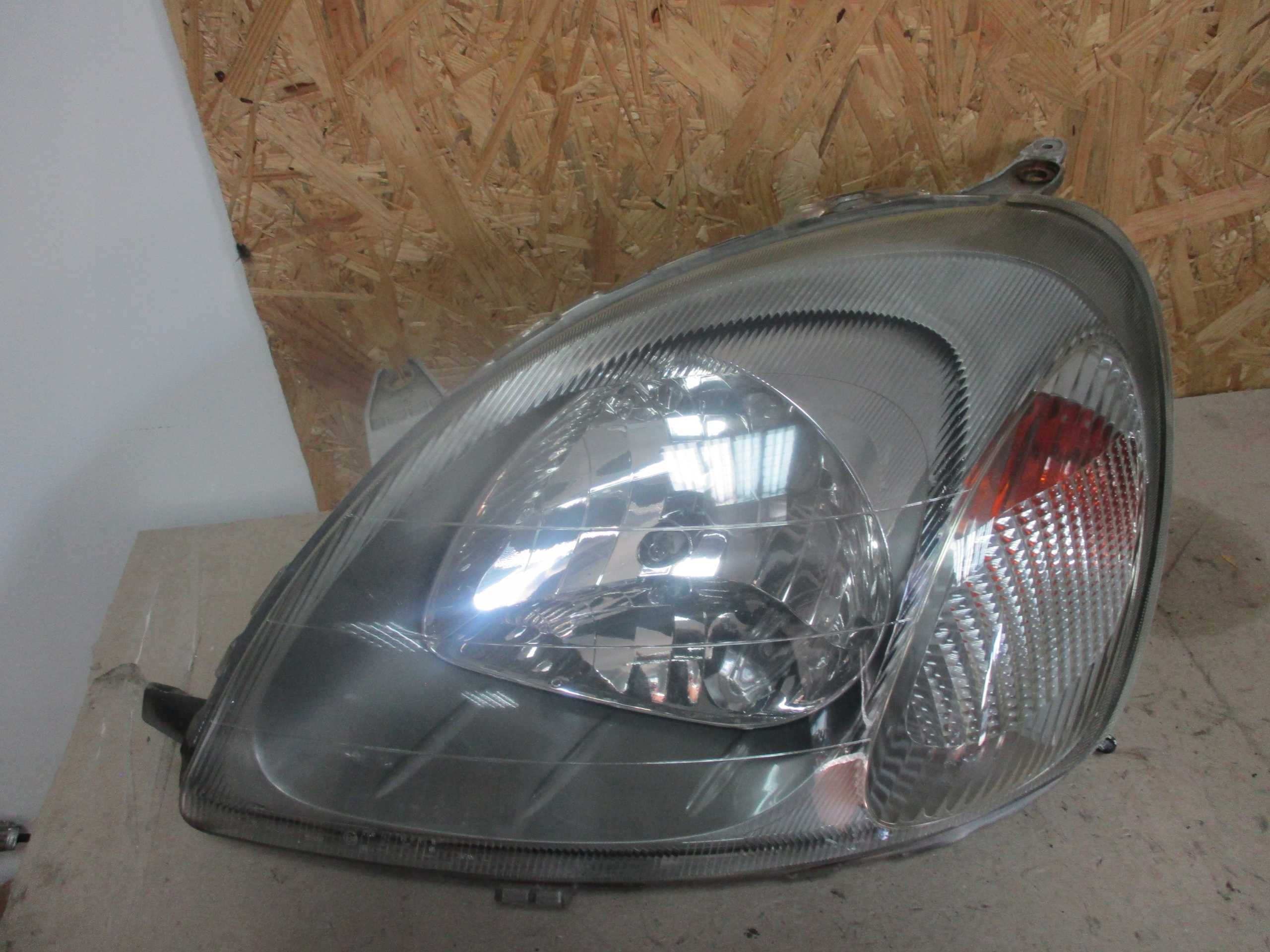 light front left Toyota Yaris and 99-03