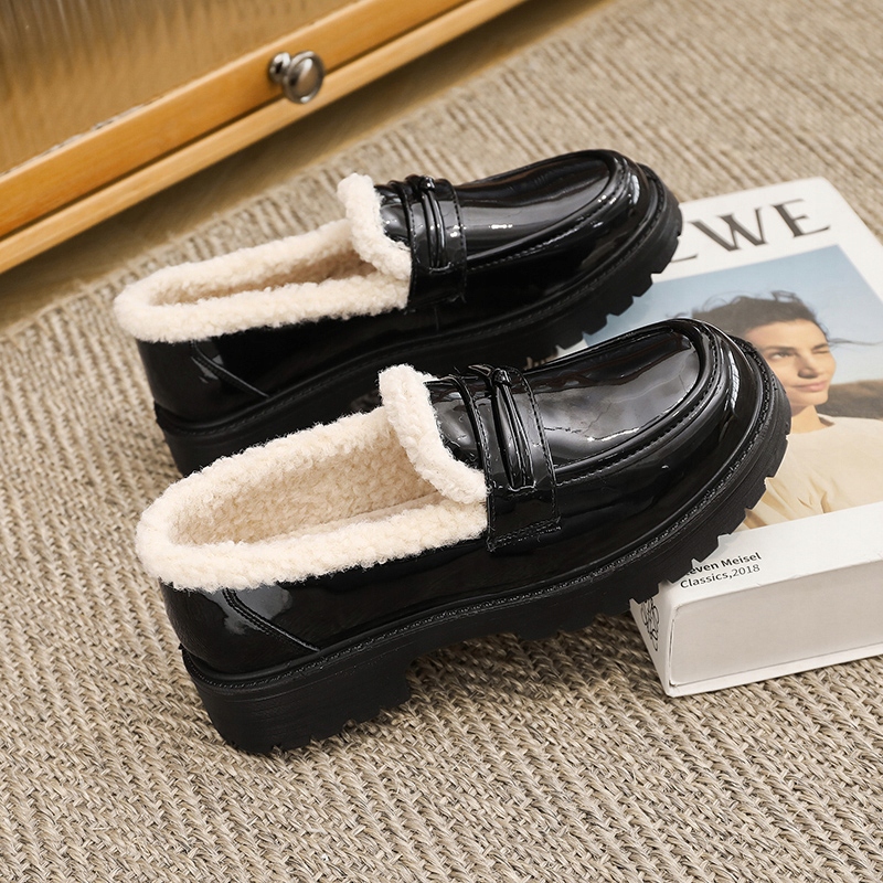 CZARNE SKÓRZANE MOKASYNY LAKIEROWANE GRUBA PO Cechy dodatkowe futerko