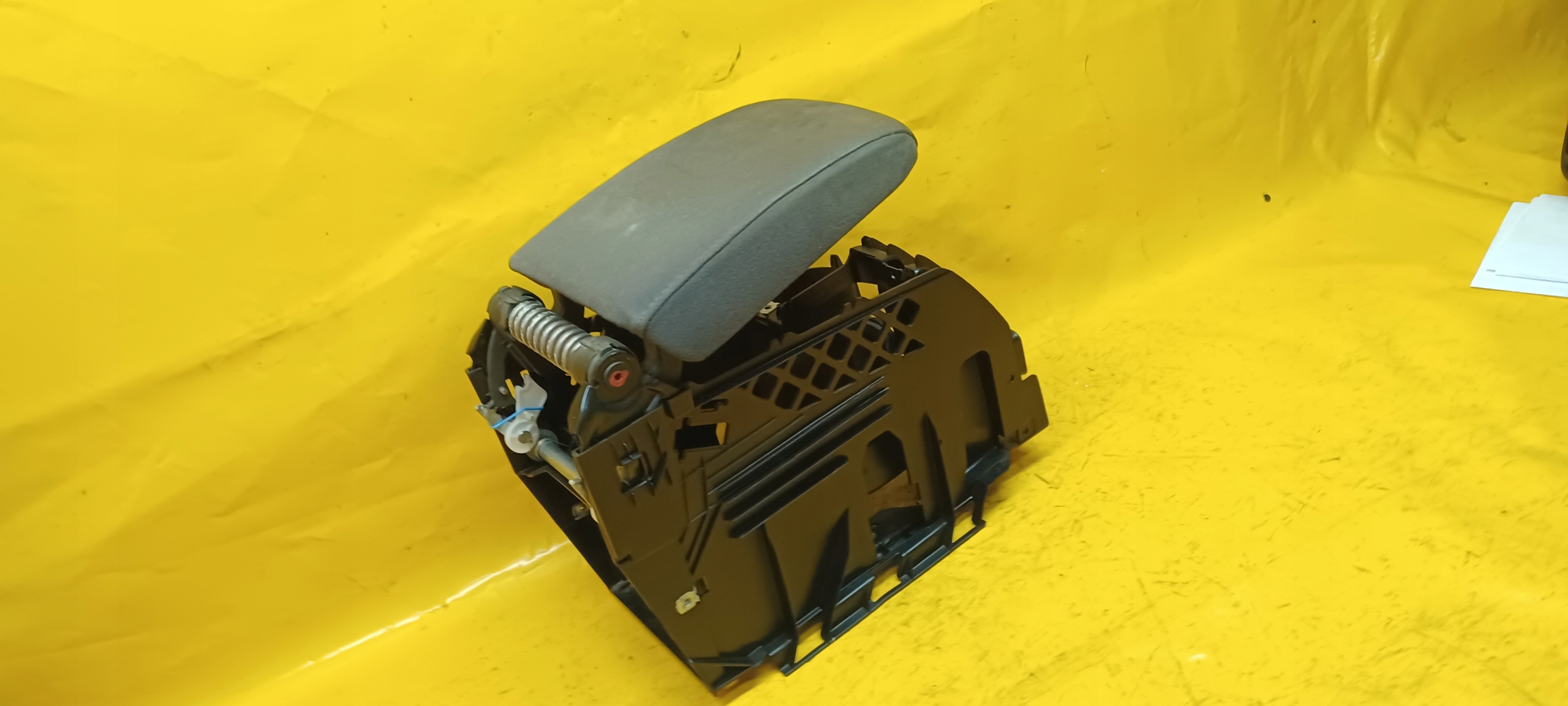 подлокотник vw Golf V 03-09r 1K0864251A .