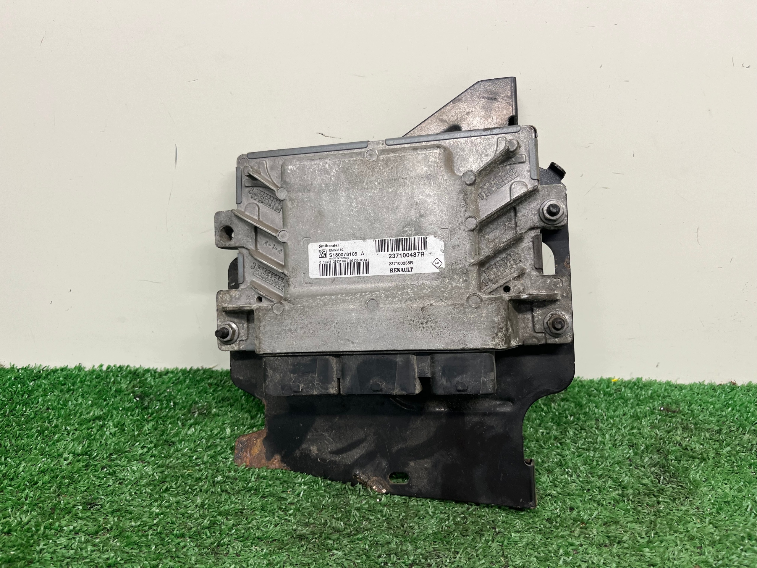 computer of the engine control unit RENAULT MEGANE 3 237100487R