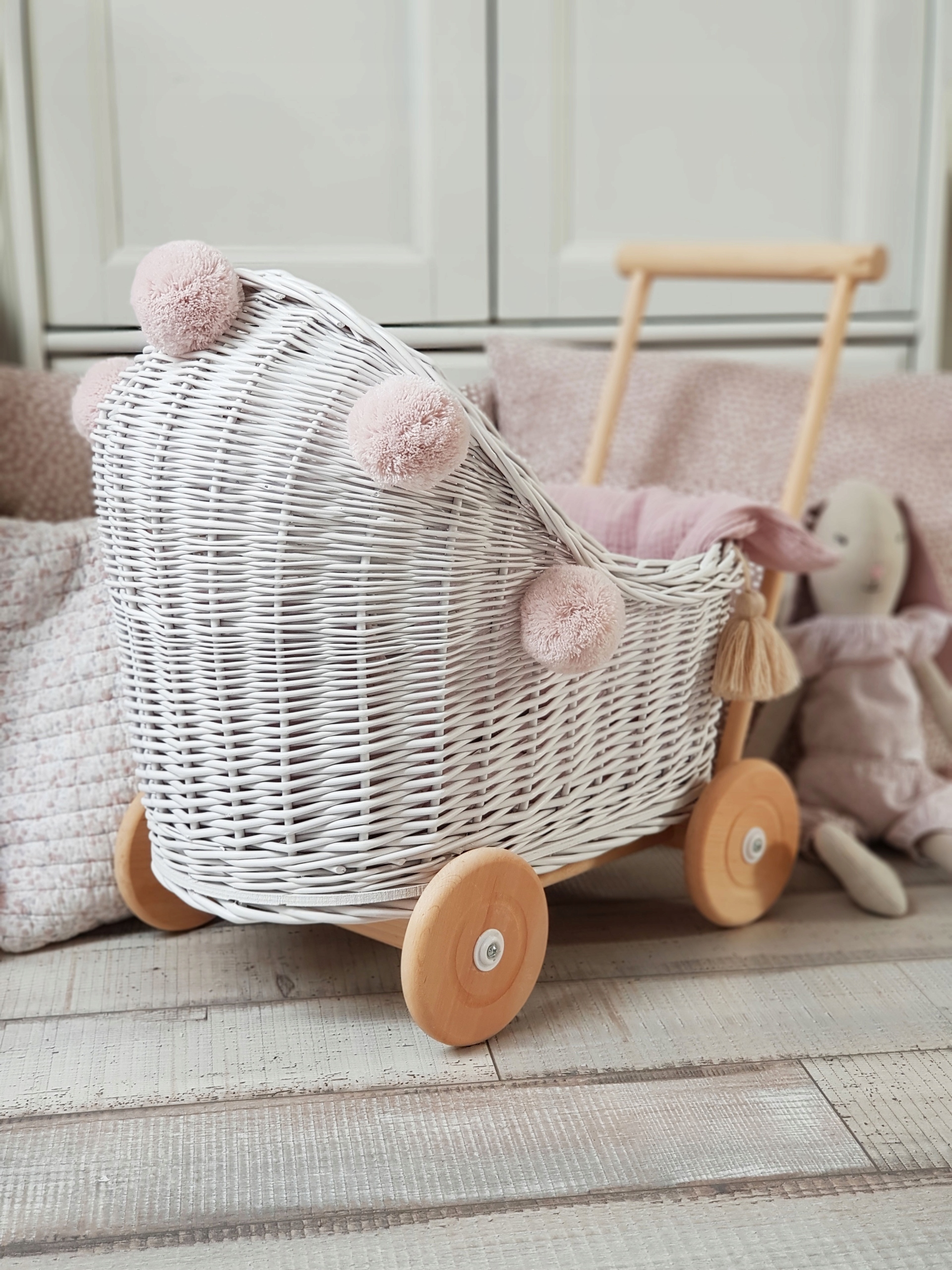 WÓZEK WIKLINOWY DLA LALEK BIAŁY POŚCIEL POMPONY Wiek dziecka 12 m +