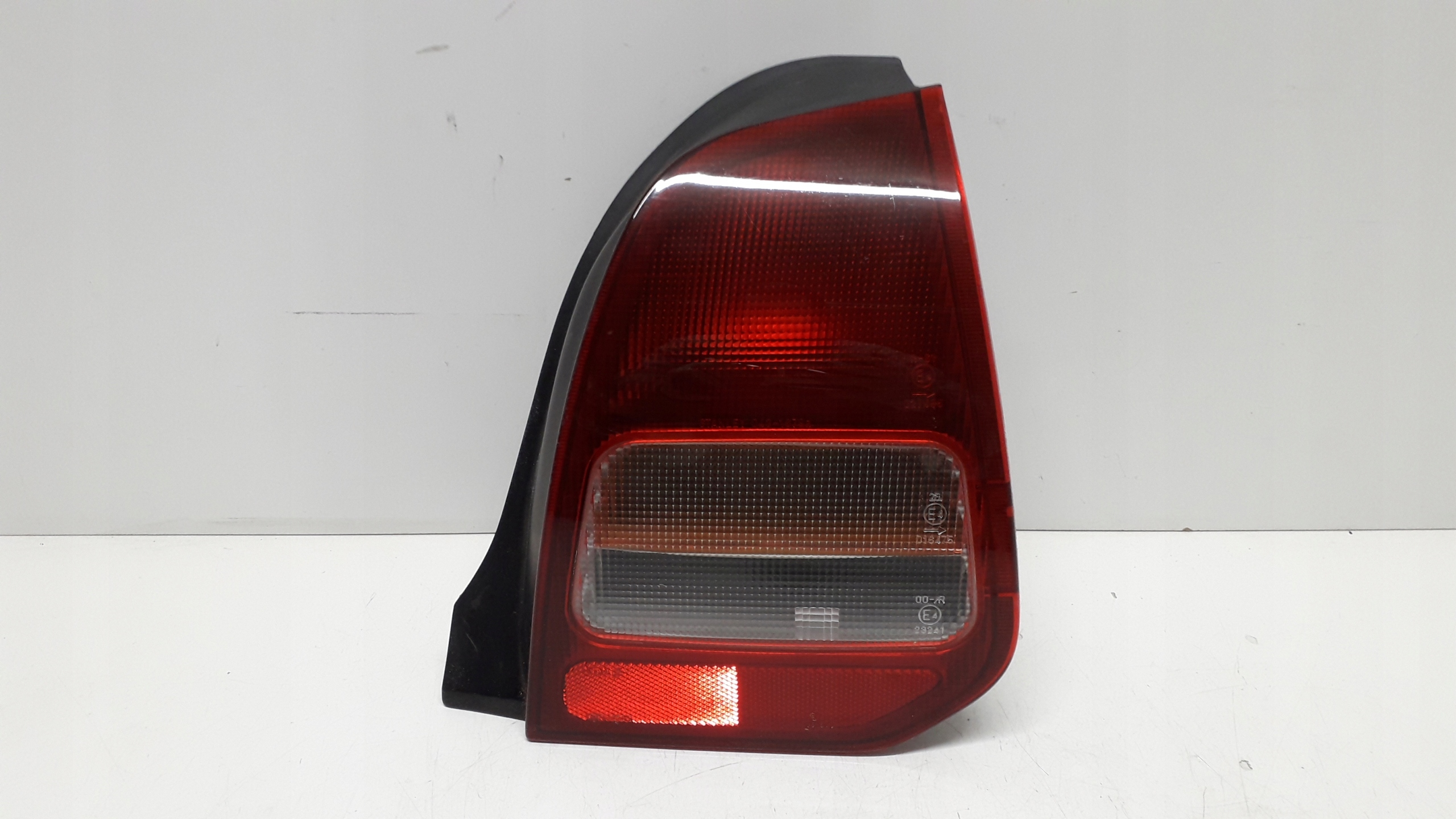 MITSUBISHI COLT 5 V 96- LAMPA PRAWA TYLNA