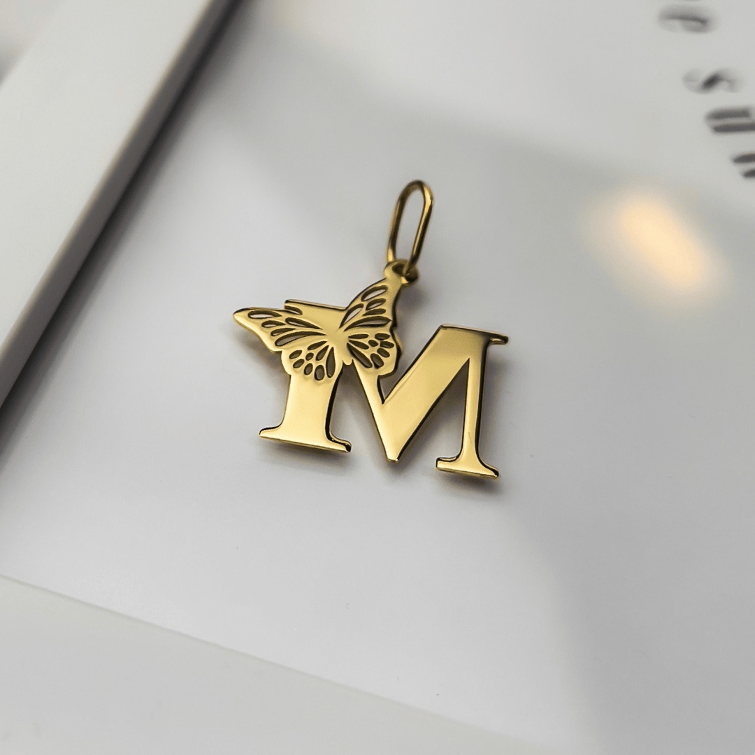 Zlatý přívěsek písmenko M s motýlem pr.585