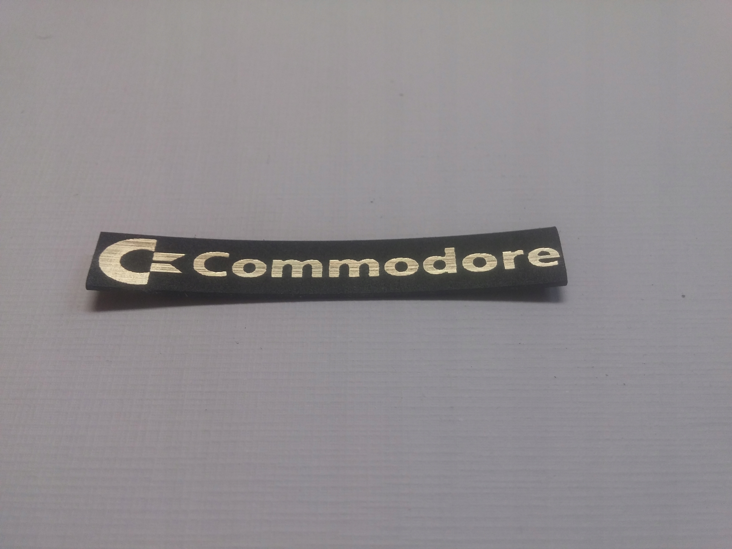 

Commodore naklejka emblemat 48 x 7 mm *złota