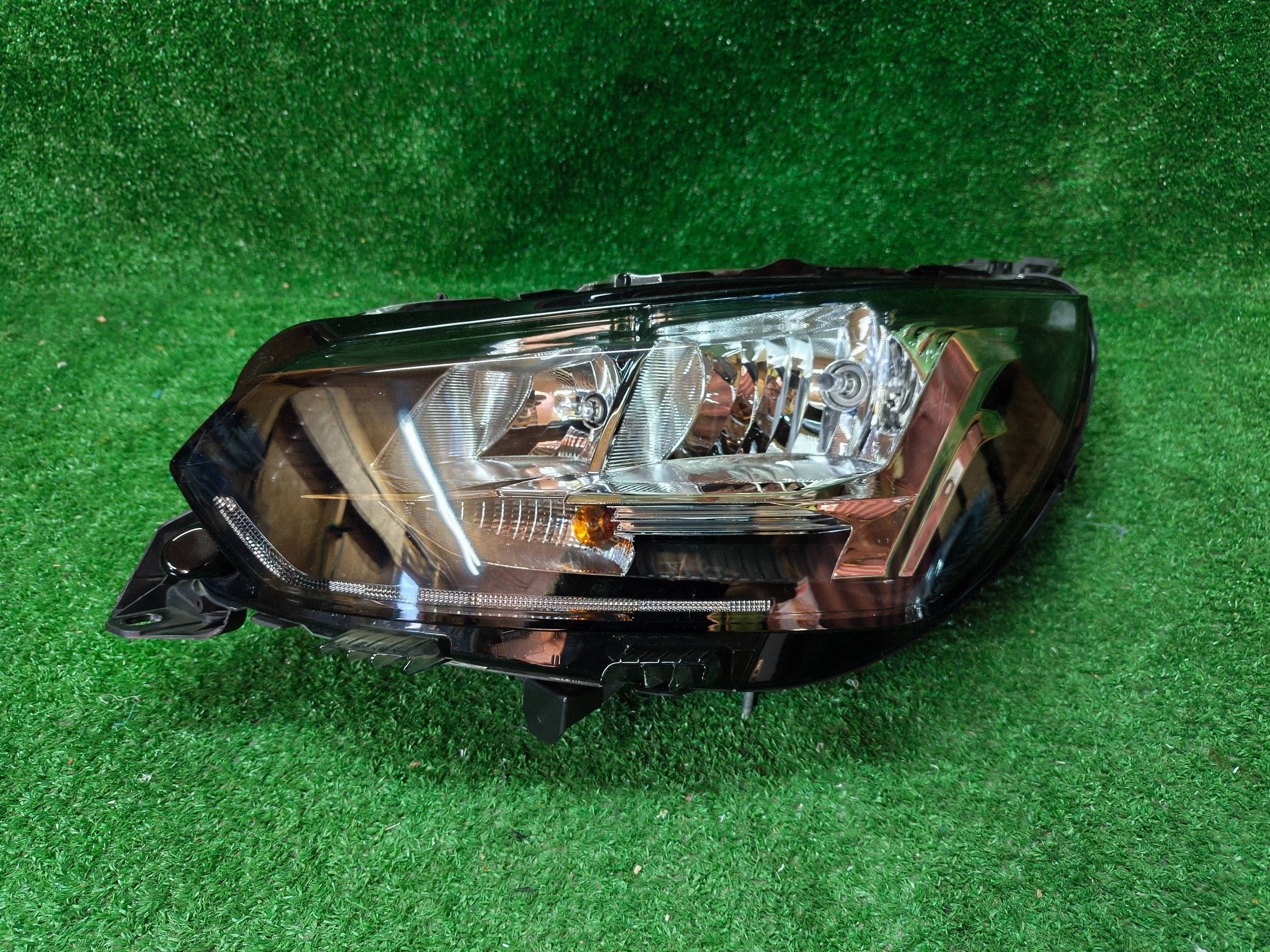 REFLEKTOR left front PEUGEOT 208 II 20- 2008 II NR.R1560