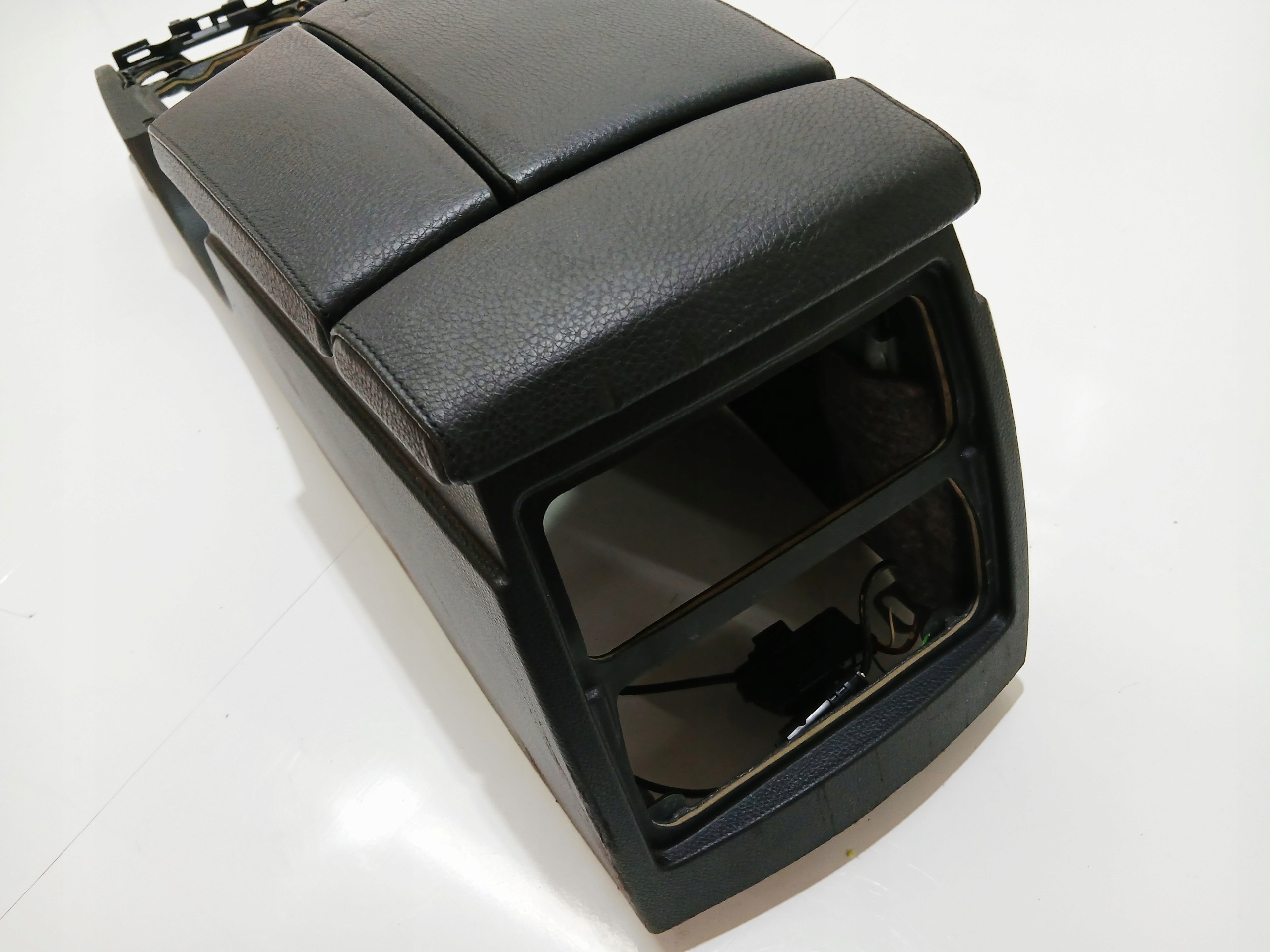 armrest tunnel central BMW E60 E61 OE 7034086 (0001052)