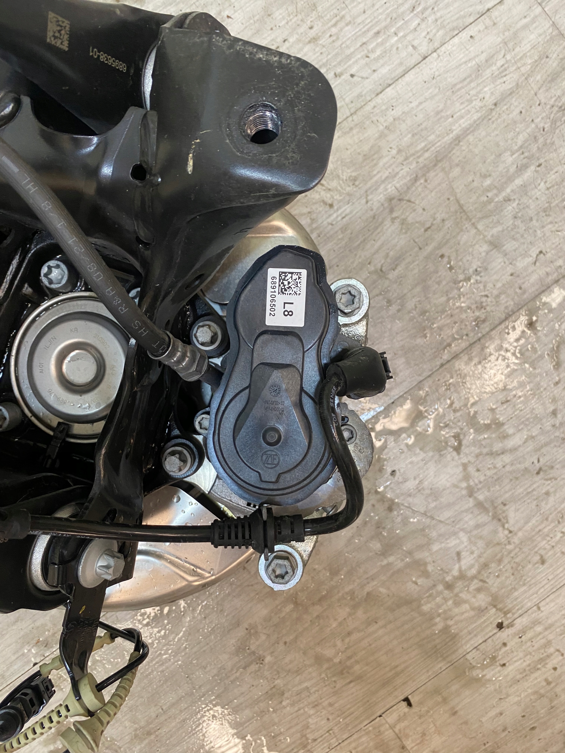 BMW 2 U06 swing arm right rear part