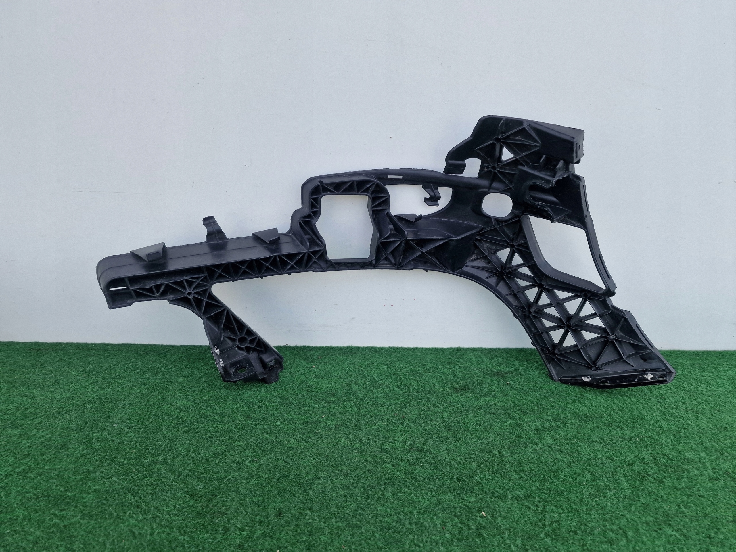 MERCEDES C-KLASA W204 left bumper bracket front + console K104/820Y